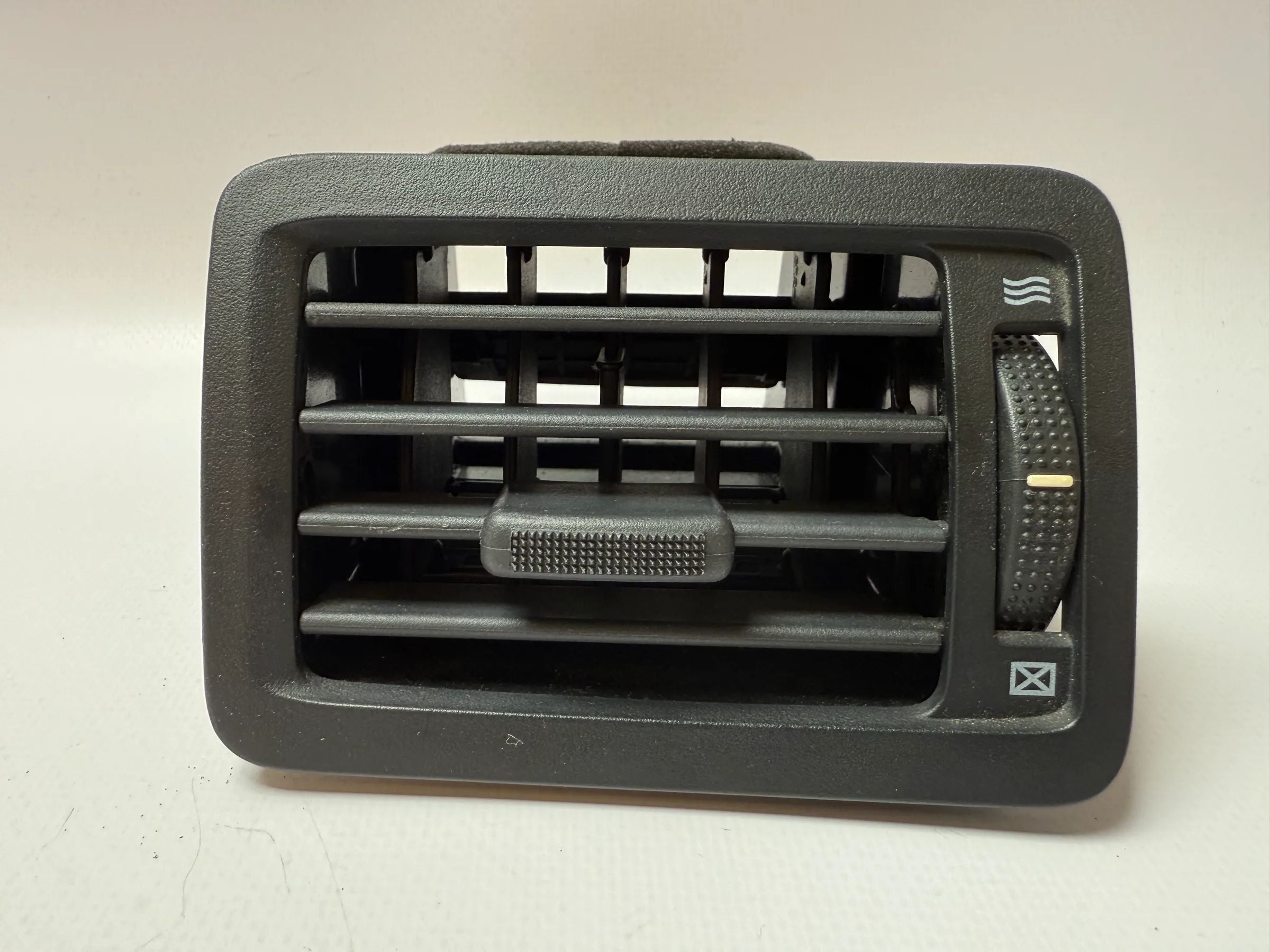 Original Hyundai Tucson air vent ventilation grille right 97490-2E000 / JM 97 302A 