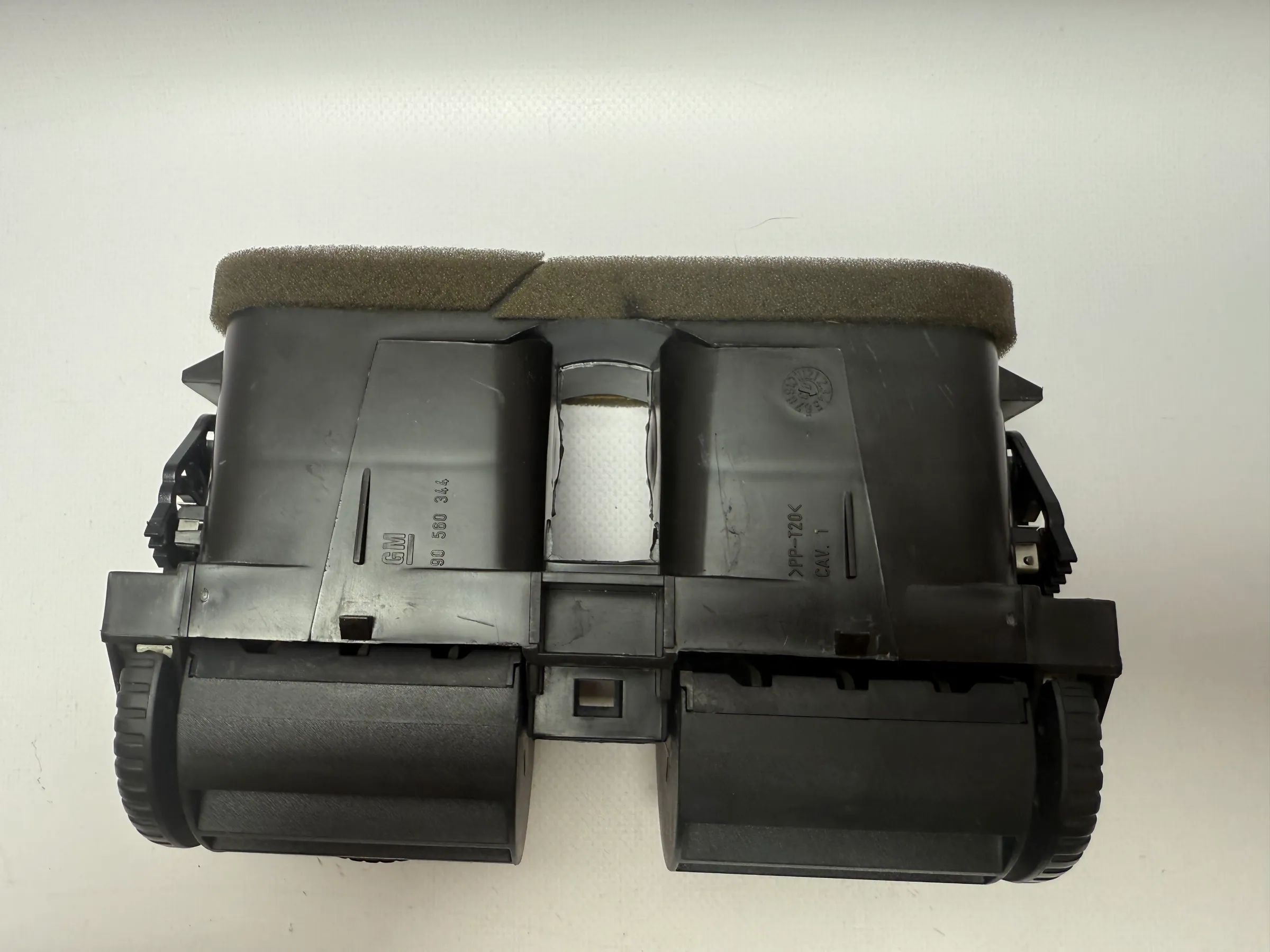 Оригинальная центральная двойная воздушная решетка вентиляции Opel Astra G 90560344