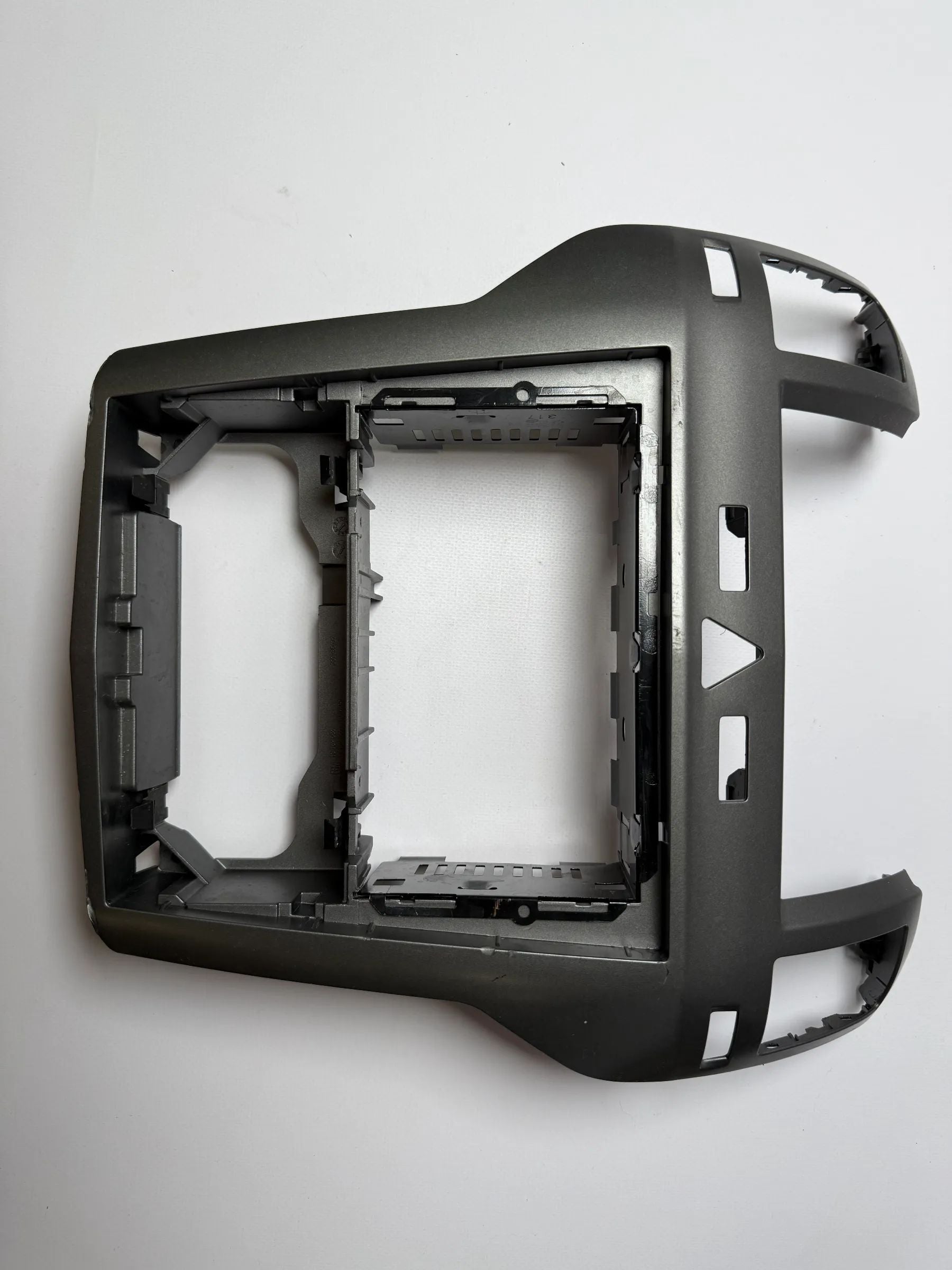 Оригинальная накладка рамки центральной консоли Опель Зафира Б 13162556