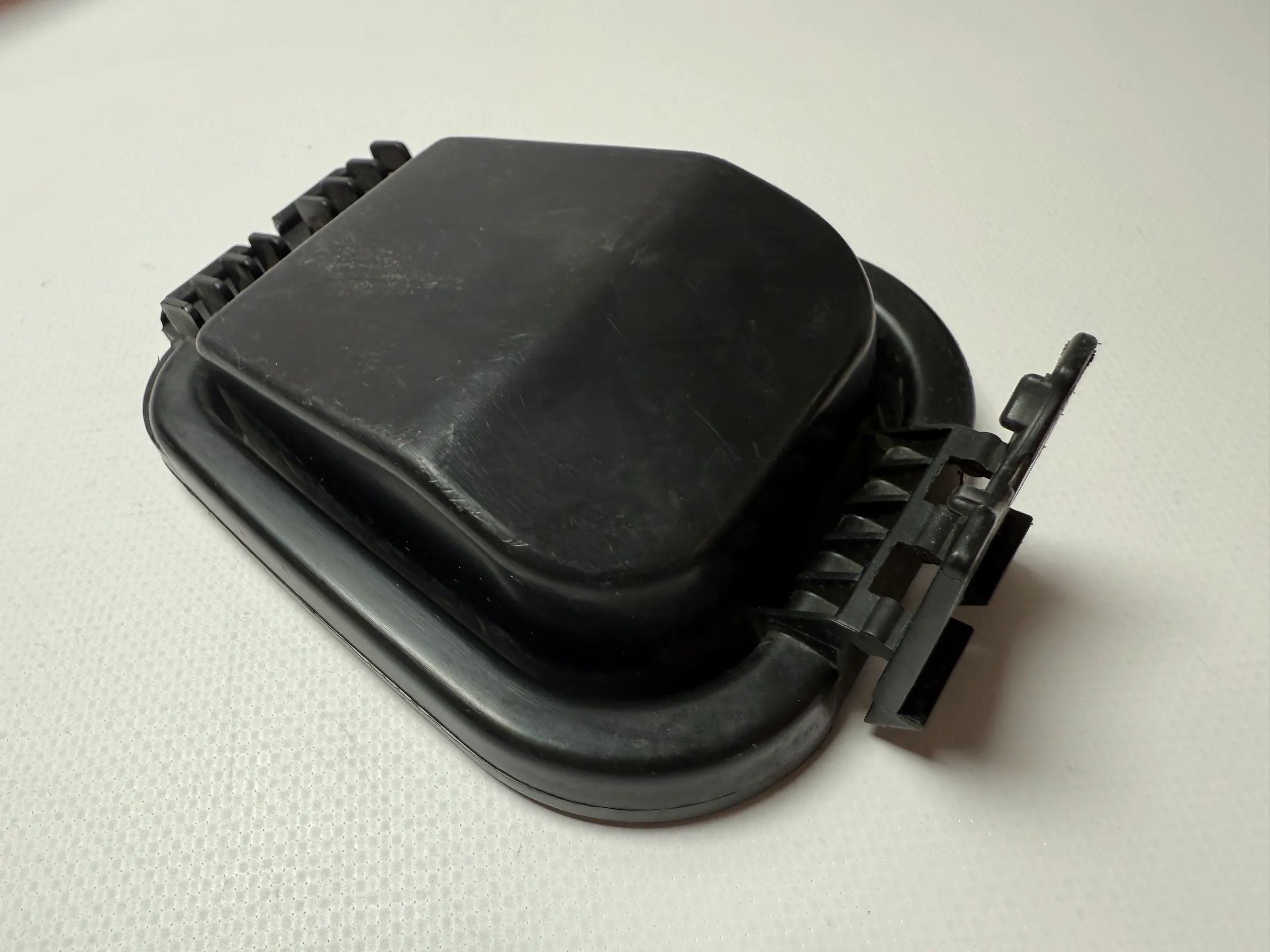 純正Audi VW Seat A80 ヘッドライトカバー 304451102 / 20-5365C