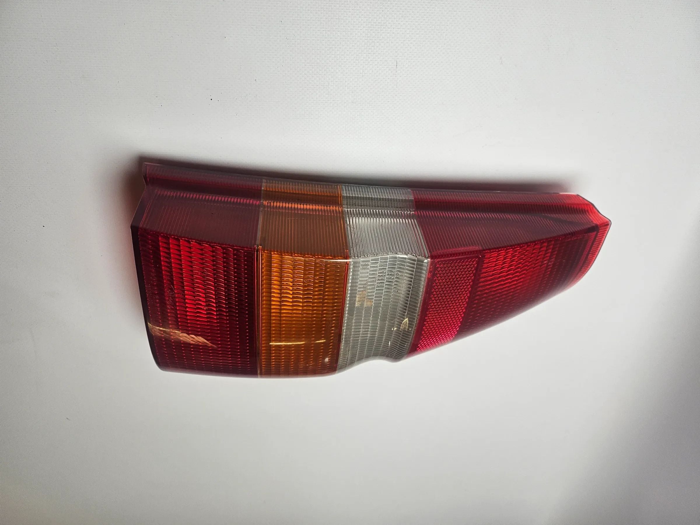 Piloto trasero derecho original con portabombillas FORD ESCORT TURNIER CL