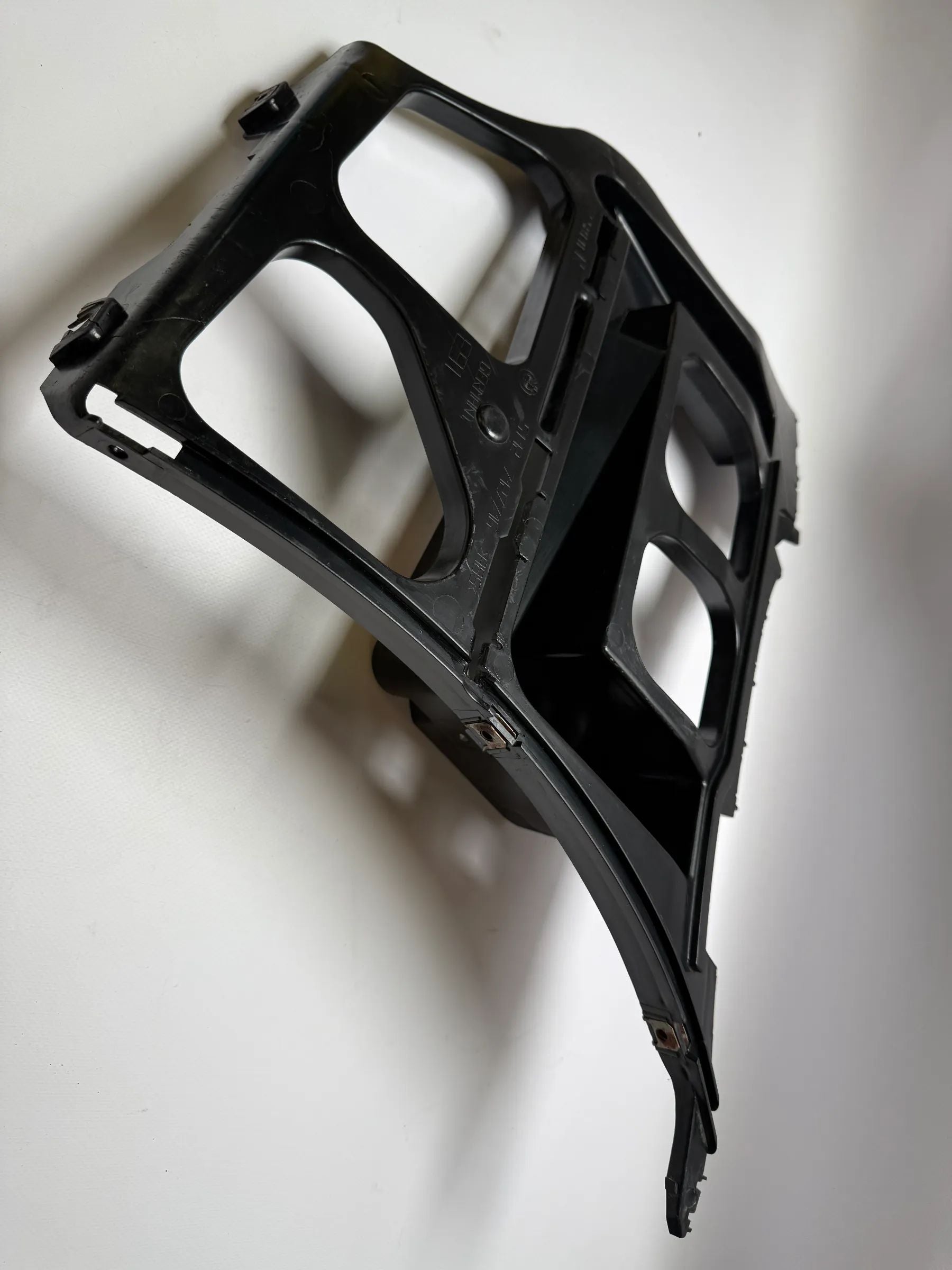 Оригинальный держатель бампера BMW E90 / E91 правый 51127127716