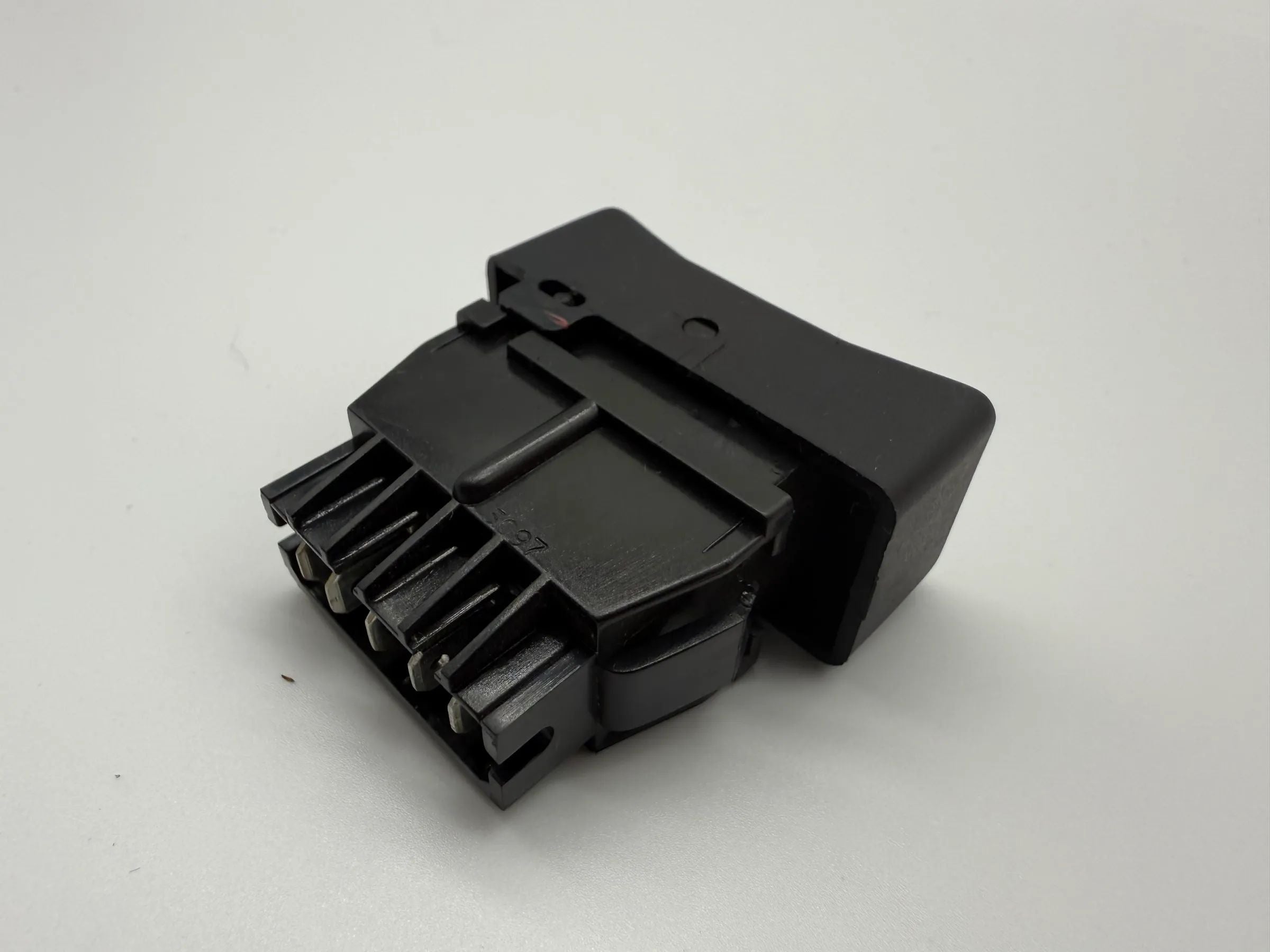Oryginalny przełącznik świateł przeciwmgłowych Renault R21 DAV 7700794673
