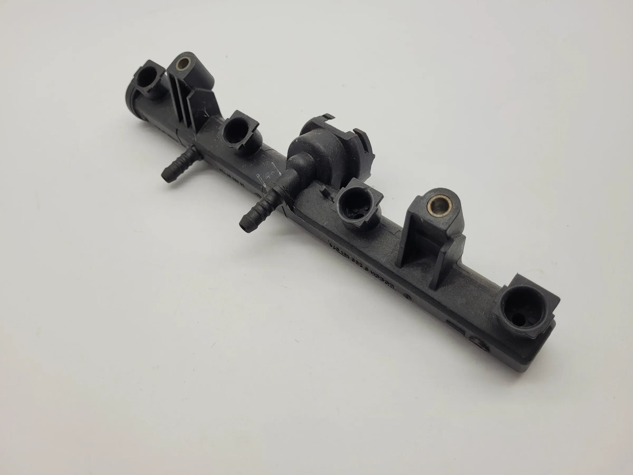 Original VW Polo (6N2) Einspritzleiste 2435170160