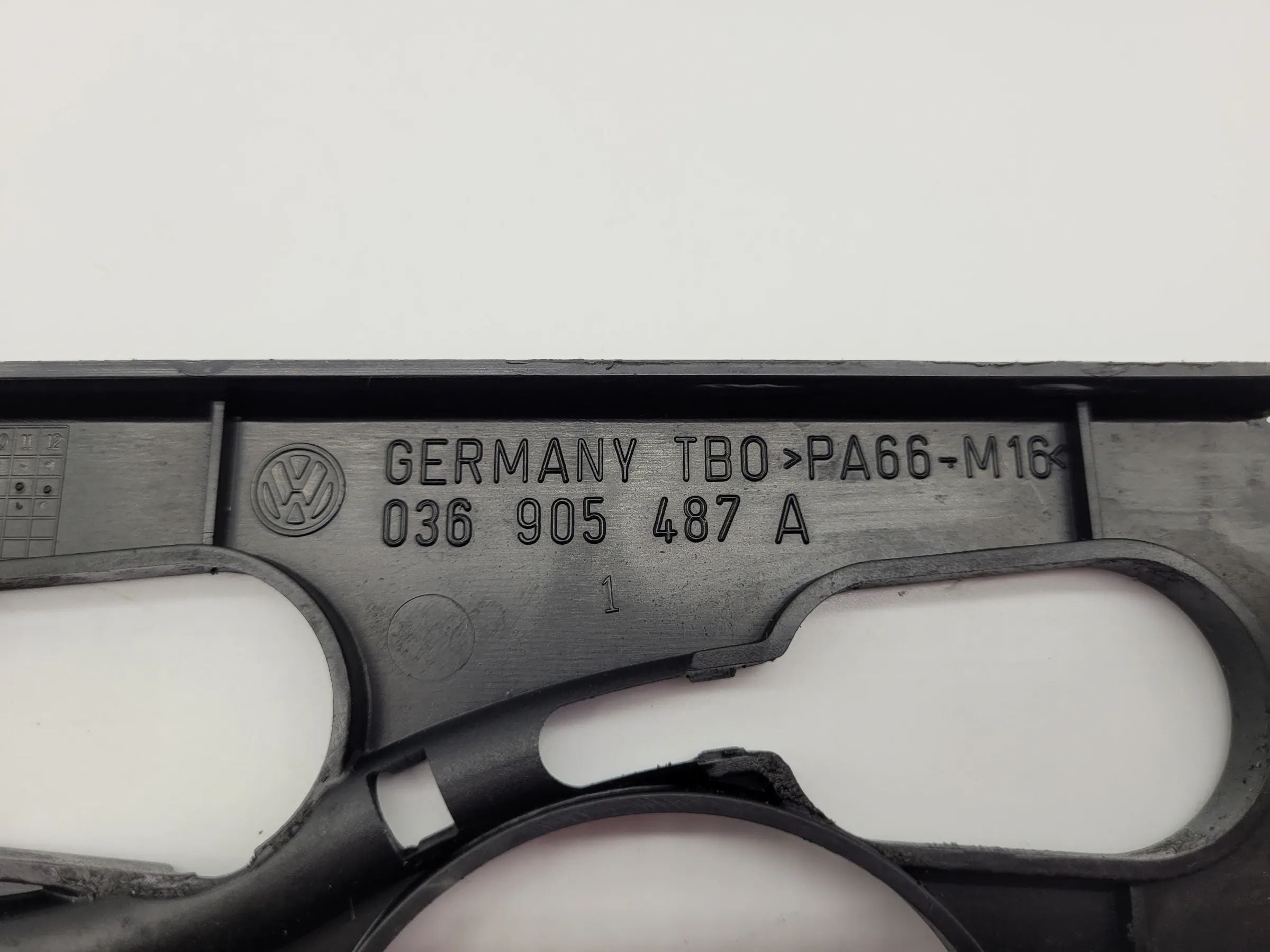 VW Golf IV 4 (1J5/1J1) Führungsrohr Zündkabel Blende 036905487A