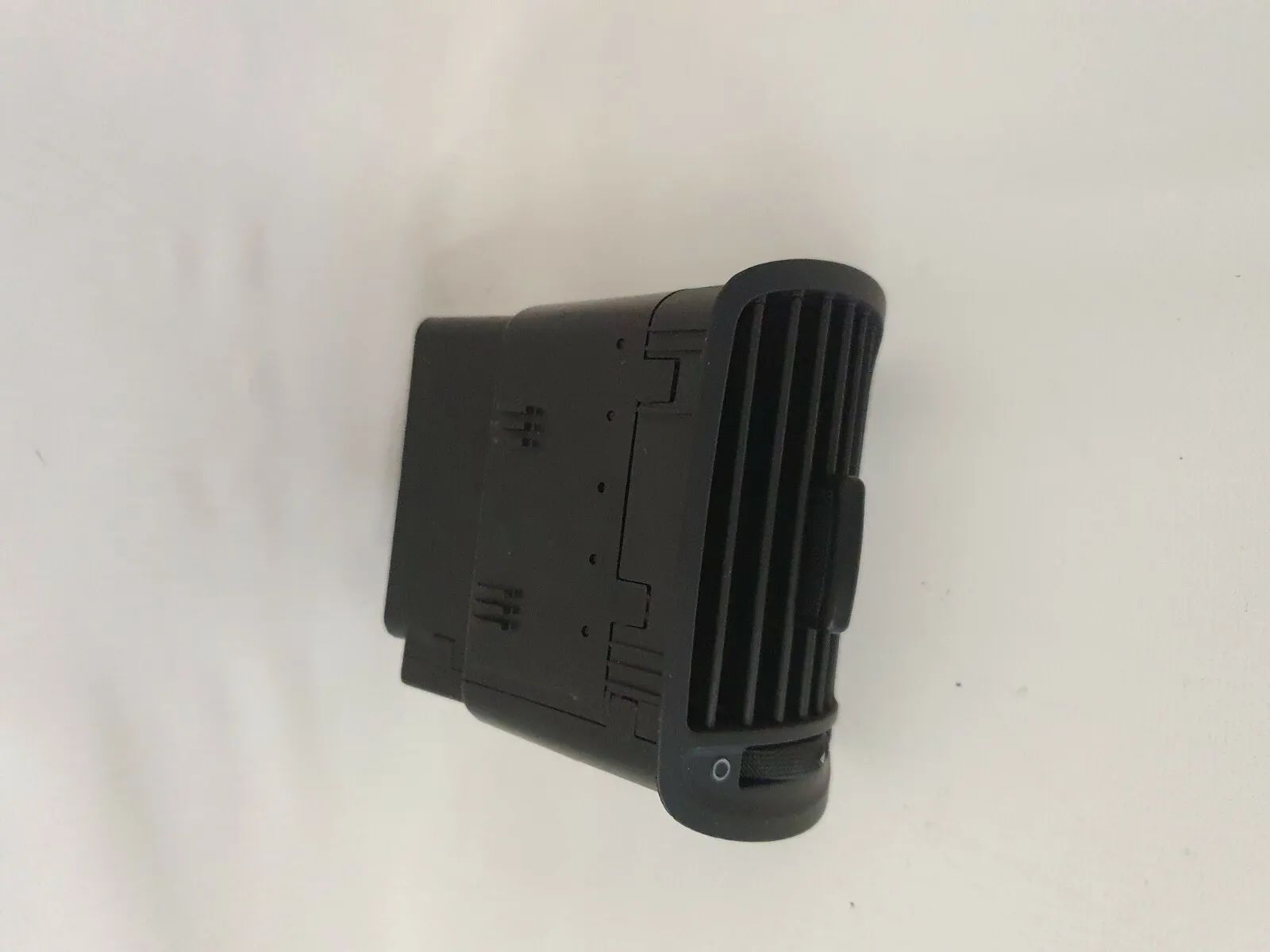 असली ऑडी A3 8L 3-दरवाजे वेंट एयर डक्ट सामने बाएं 8L0820901