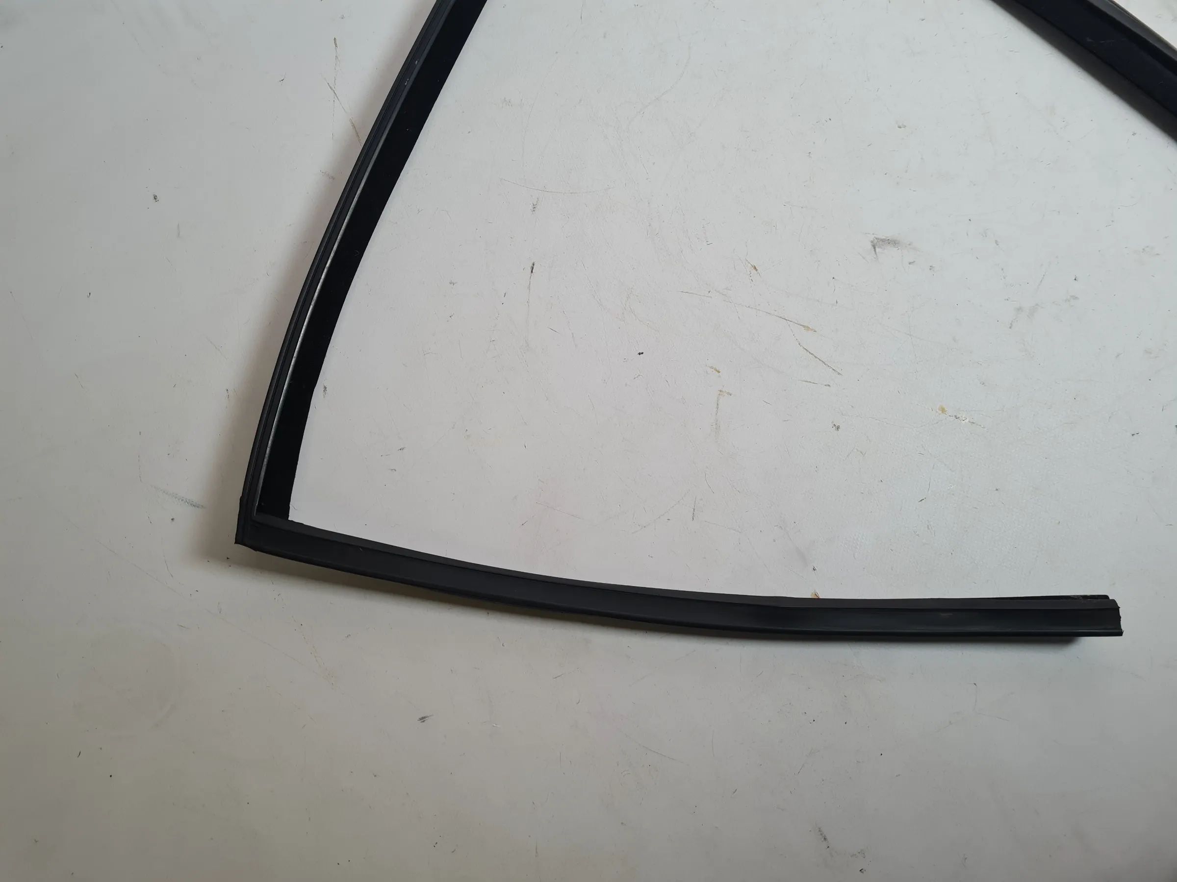 ซีลยางแนวหน้าต่างแท้ BMW 5er E39 ด้านขวาหลัง 8159818 / 34.6406