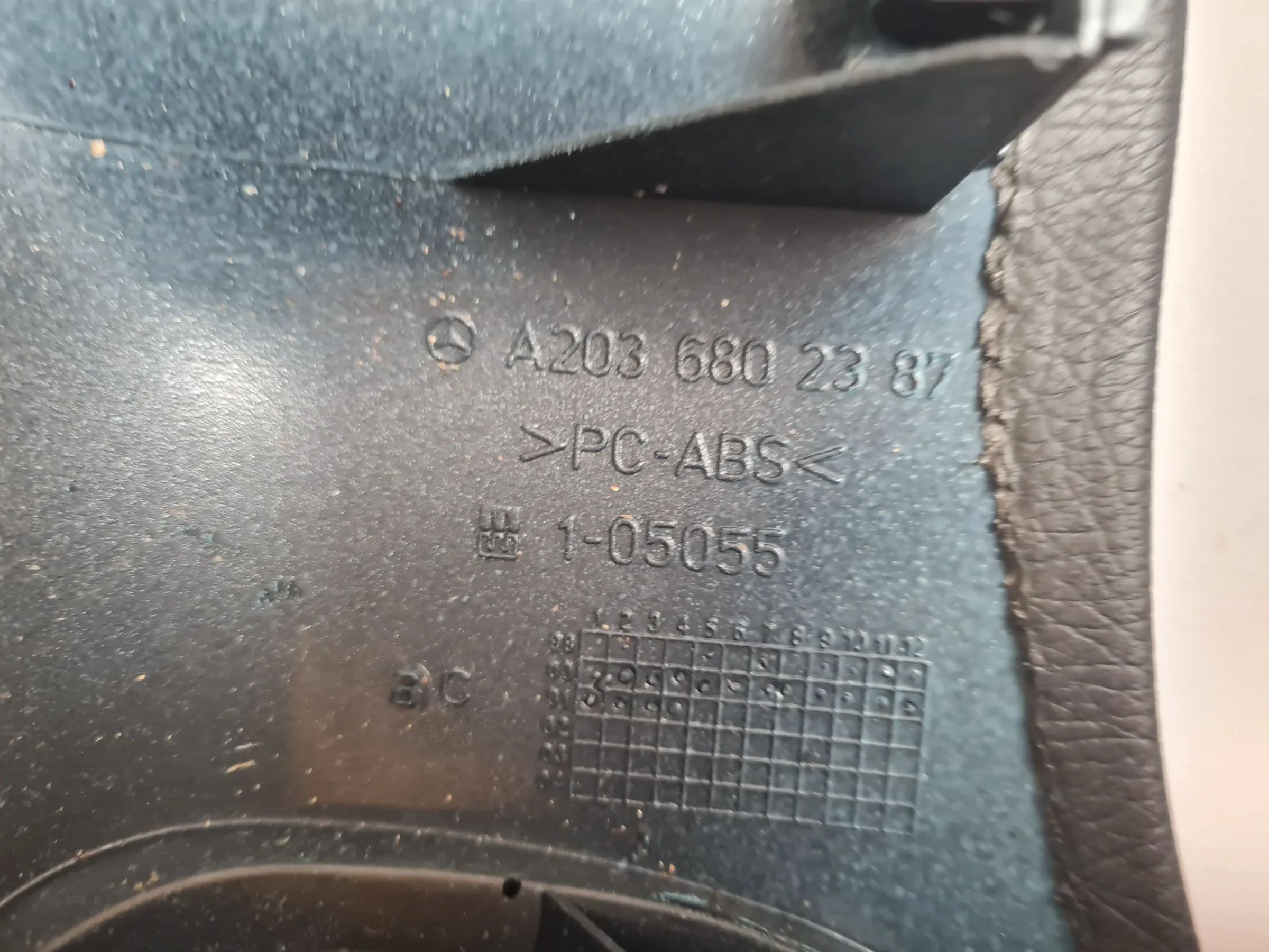 Original Mercedes-Benz C-Klasse Abdeckung Armaturenbrett Links A2036802387