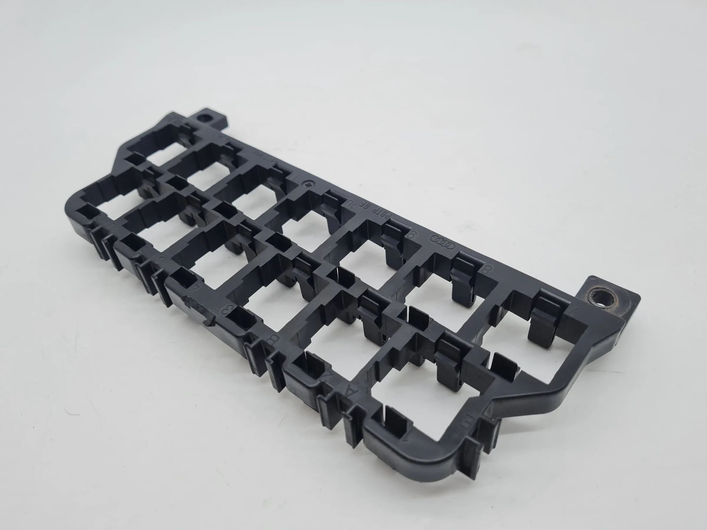 Original Audi A6 (4B2/4B4) Relais Stecker Leiste Träger 8D0937503E