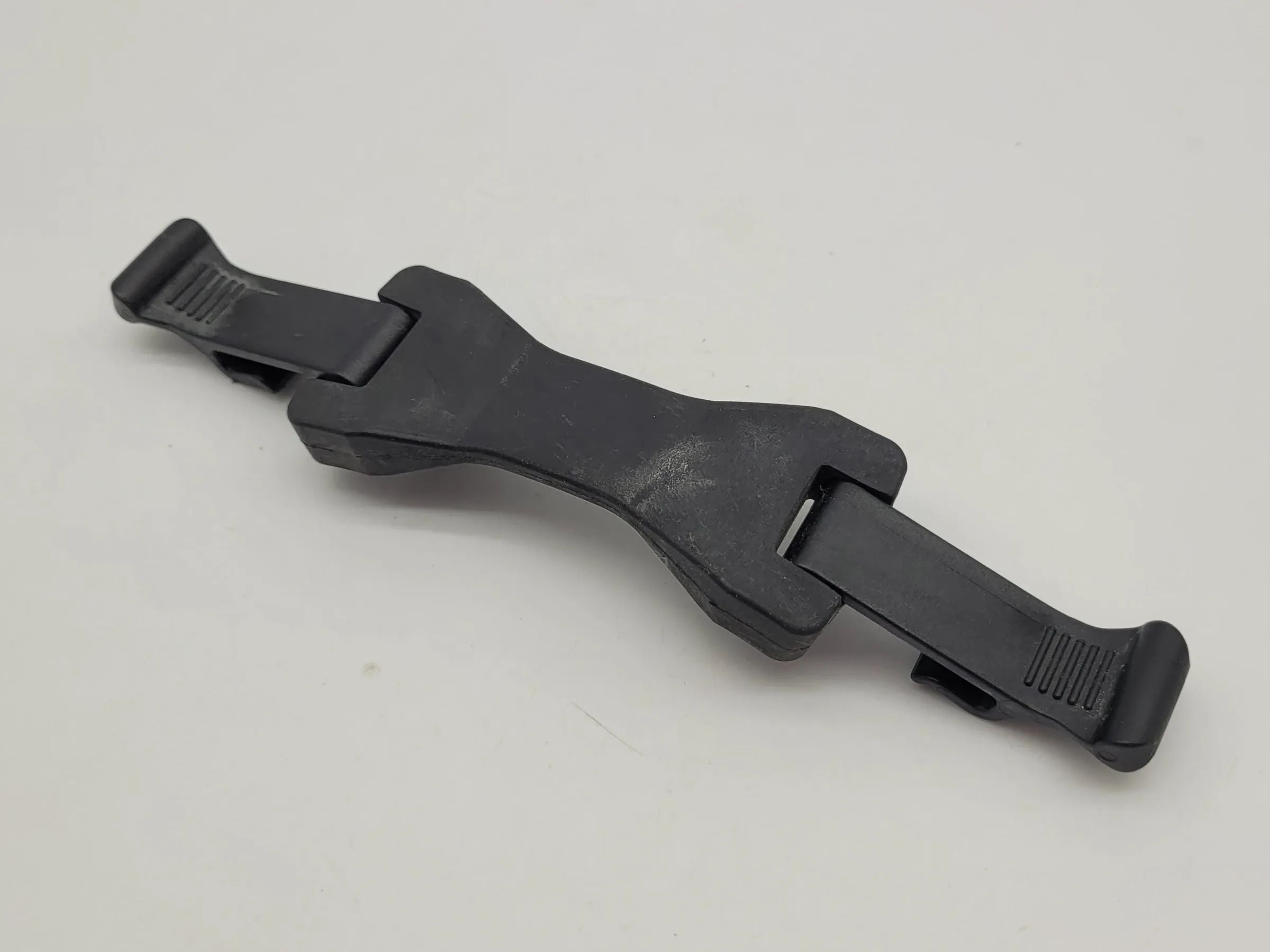 Original Audi A6 (4B2/4B4) Halterung Gummi Lasche 4B5011247A