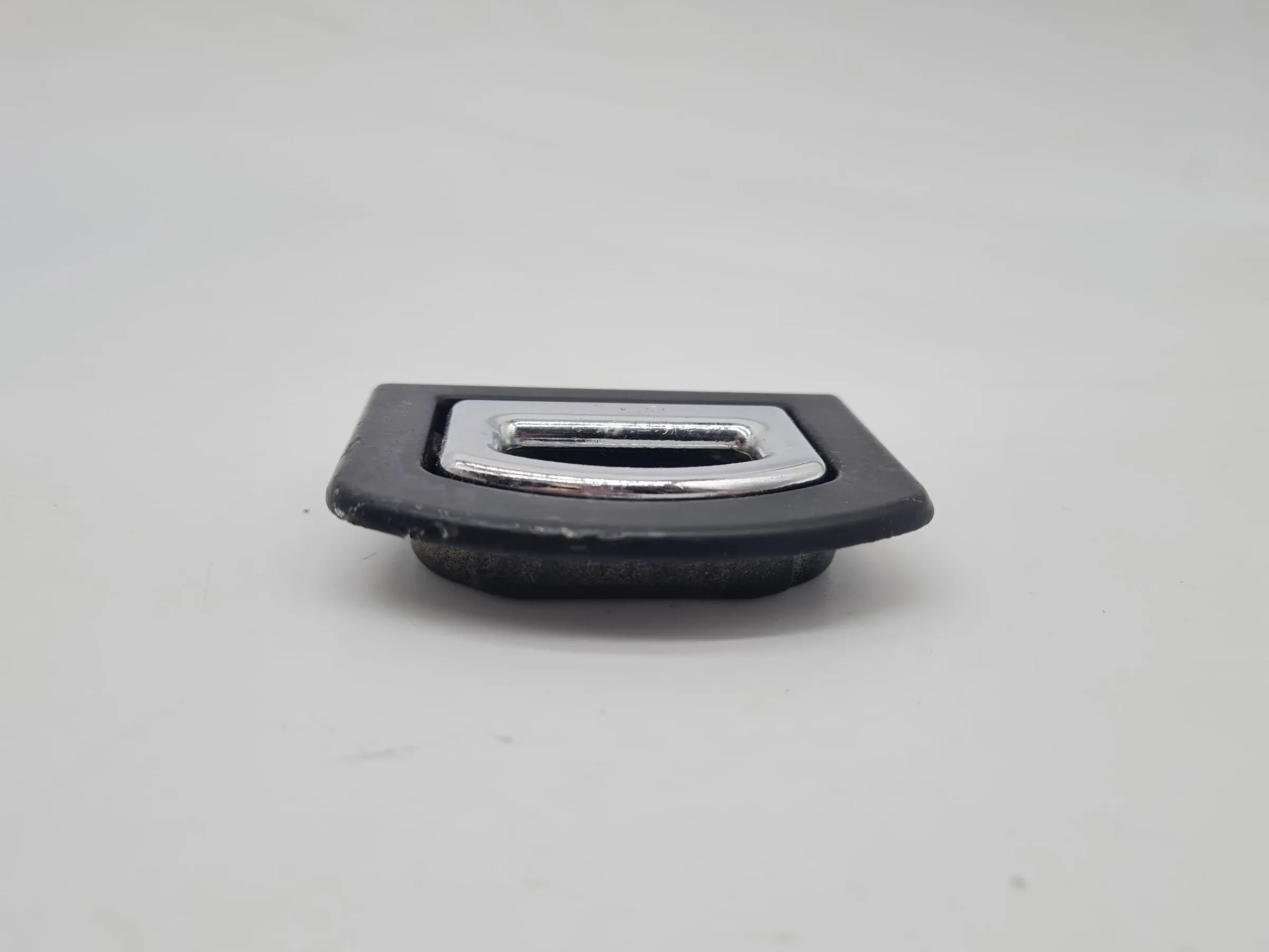 Original Audi A6 (4B2/4B4) Verzurröse Zurröse Kofferraum 8D9864203