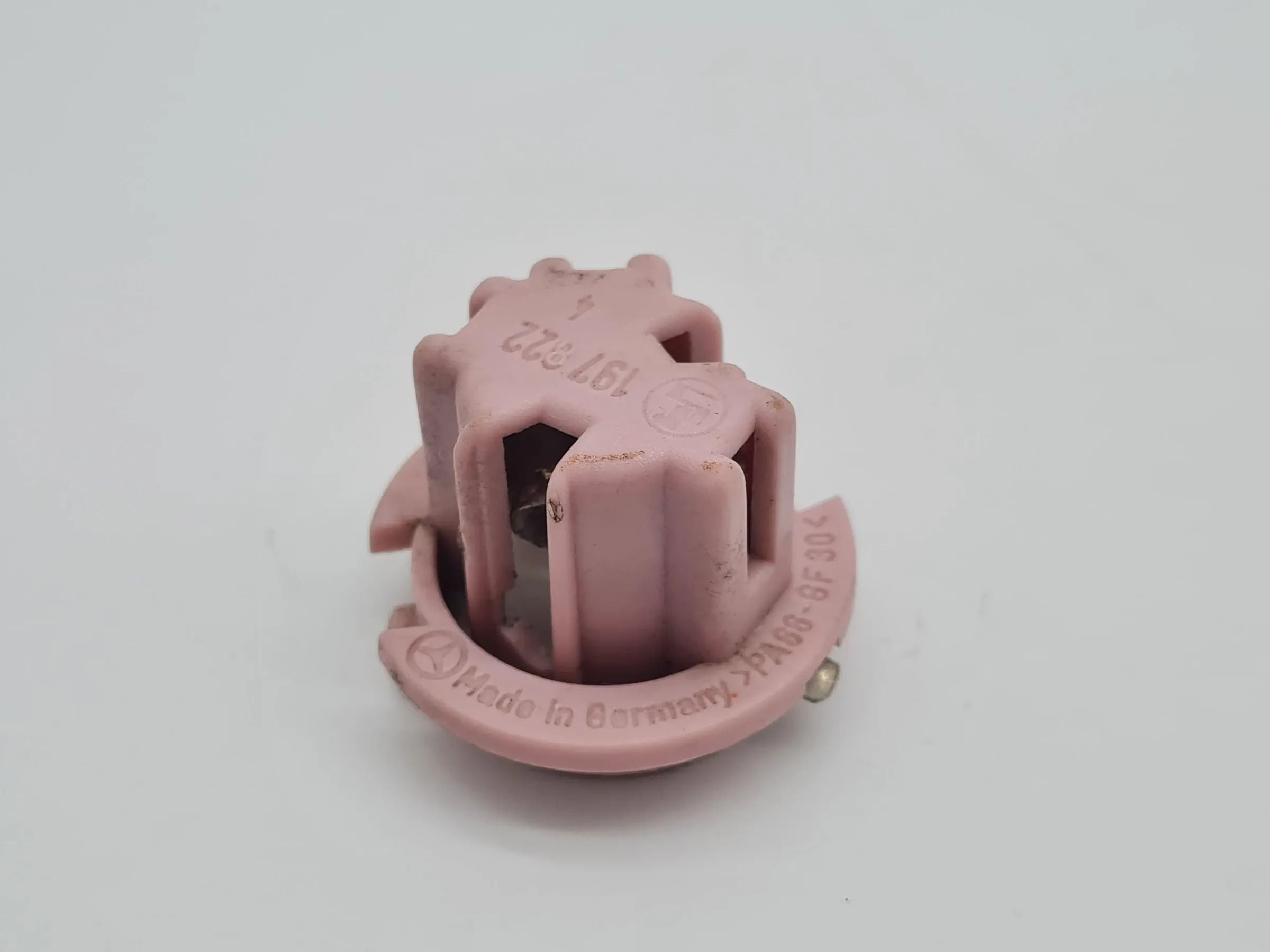 Original Mercedes E-Klasse (W210) Rückleuchte Lampe Fassung L/R 197822