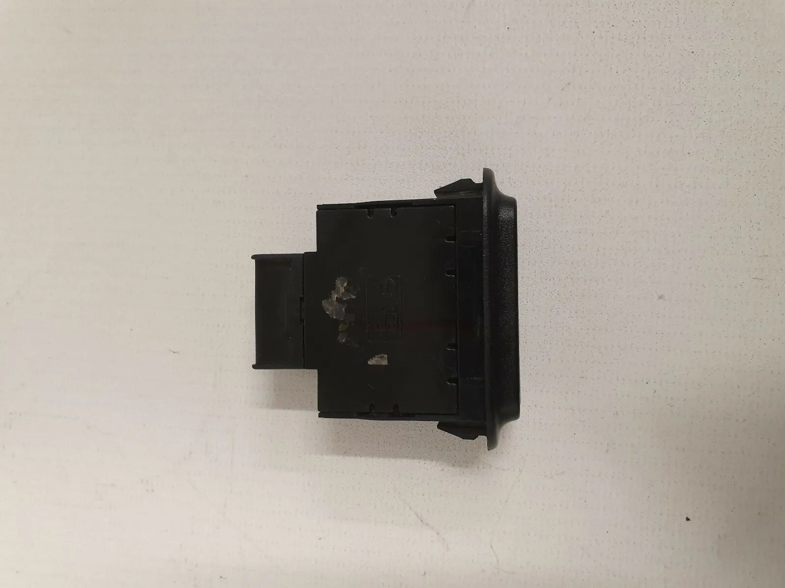 Interruptor para Desbloqueio da Tampa do Tanque Kia Carnival 2 II 2001-2005 K42