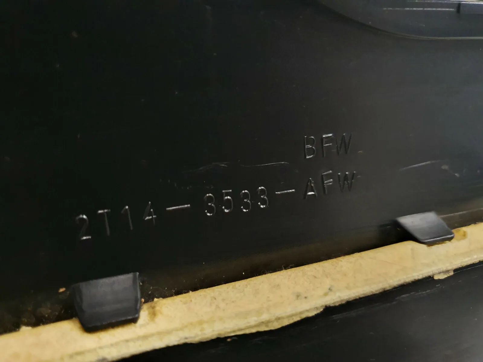 2T143533AFW Habillage volant inférieur Ford Transit Connect (K37)