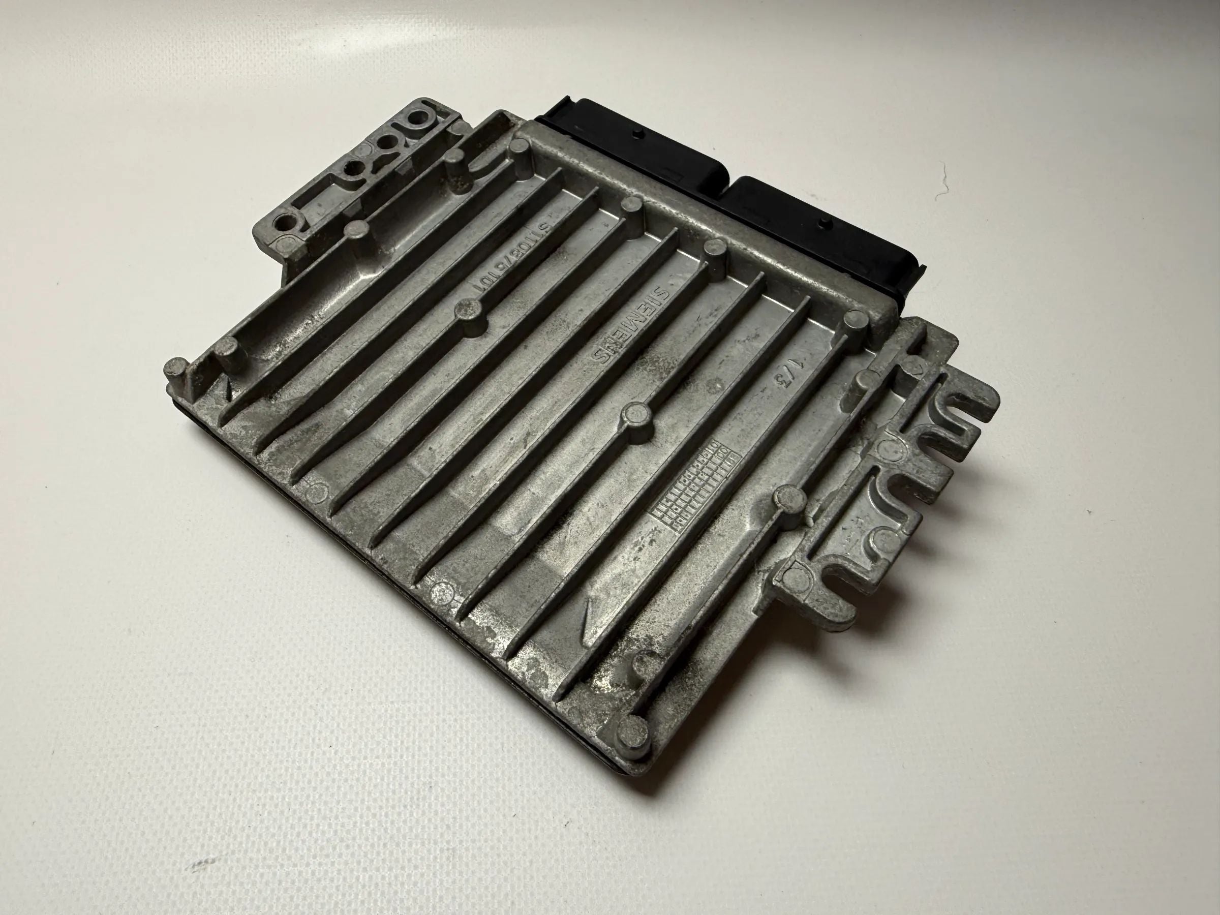 Оригинальный блок управления двигателем Siemens для Renault Clio MK2 S118301111A / 8200189312