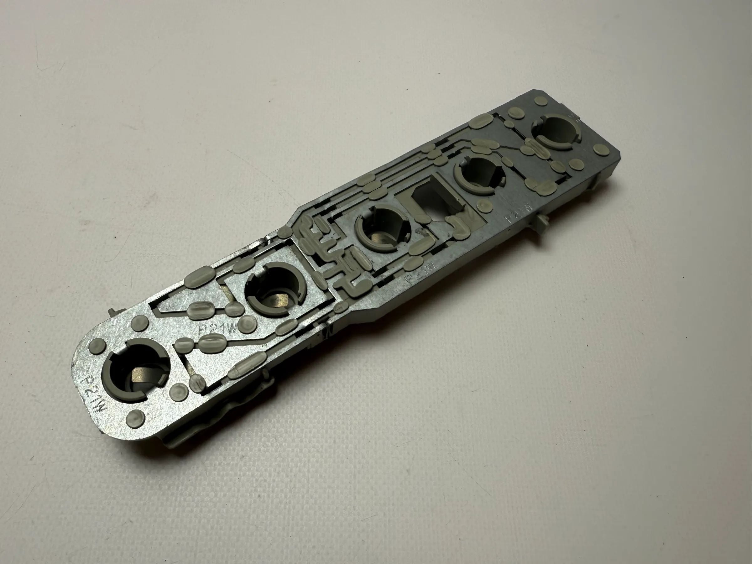 อะไหล่แท้ OPEL Corsa B (S93) ปี 1997 ขายึดโคมไฟหน้า ขวา VALEO 085144