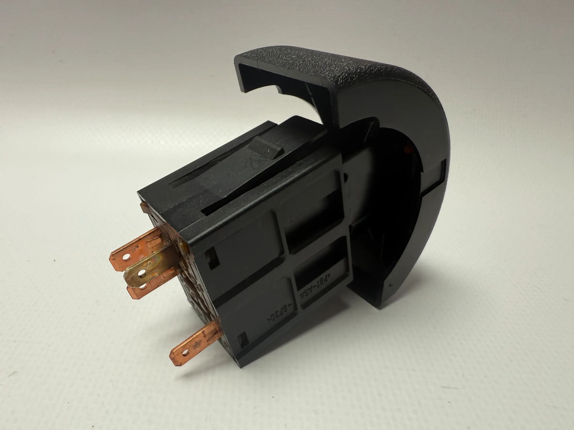 Оригинальный переключатель аварийной сигнализации Opel Astra G в передней вентиляционной решетке 09131728