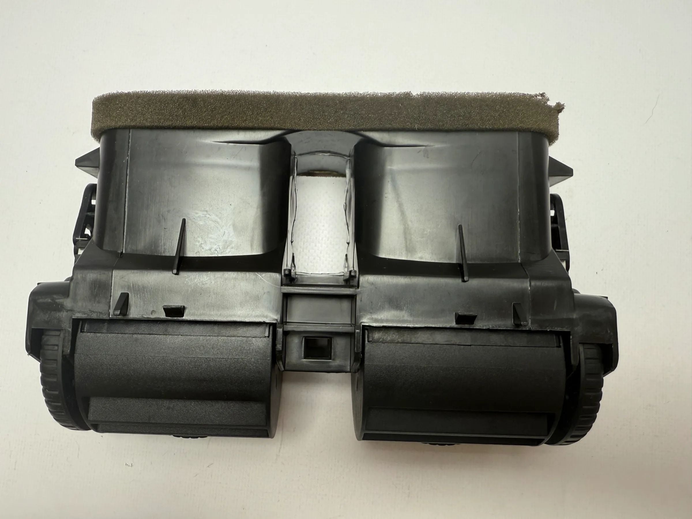 Оригинальная центральная двойная воздушная решетка вентиляции Opel Astra G 90560344