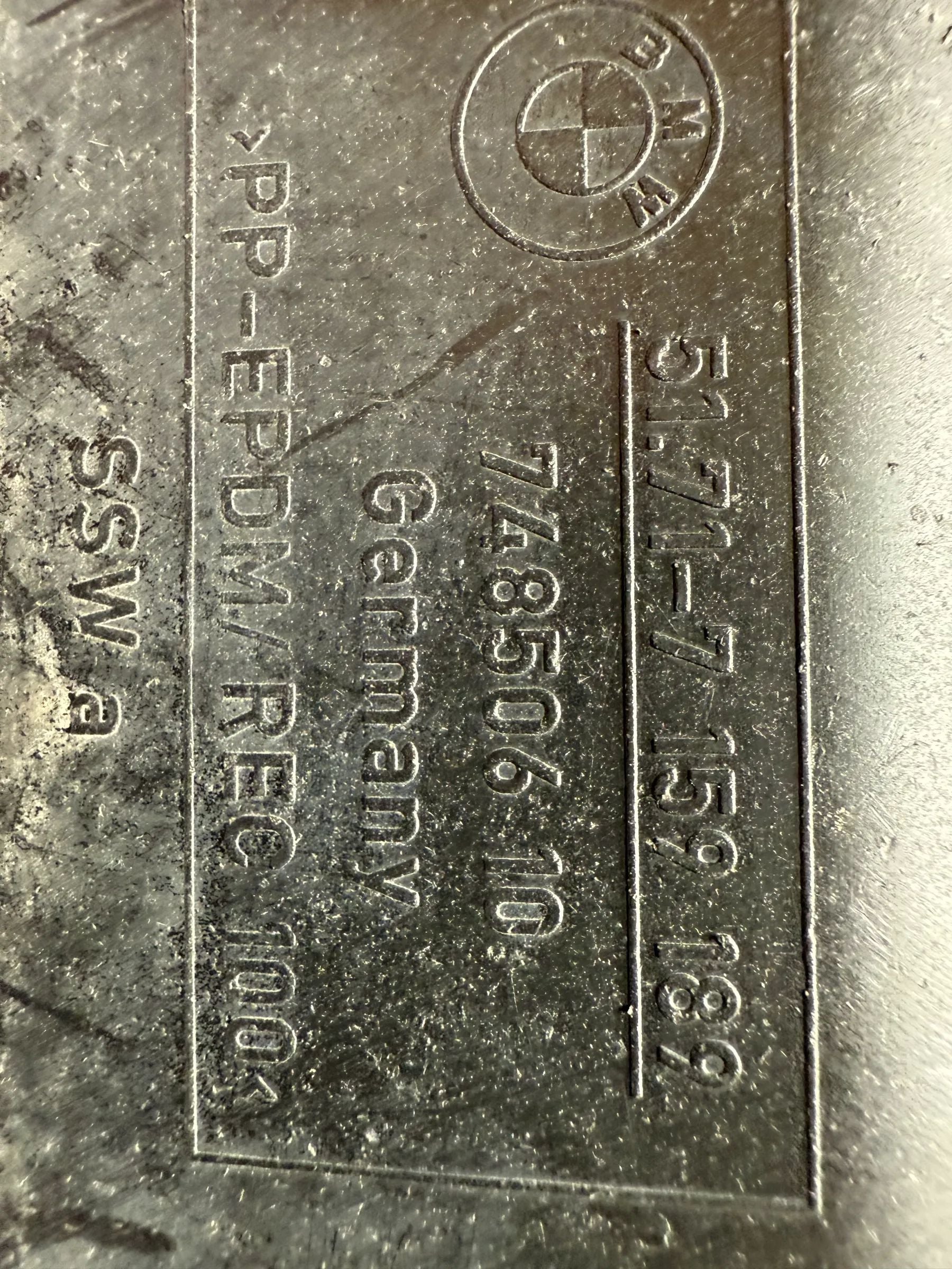 Оригинальная левая защита от грязи BMW E91 3 серии E90 E92 E93 E84 51717159189