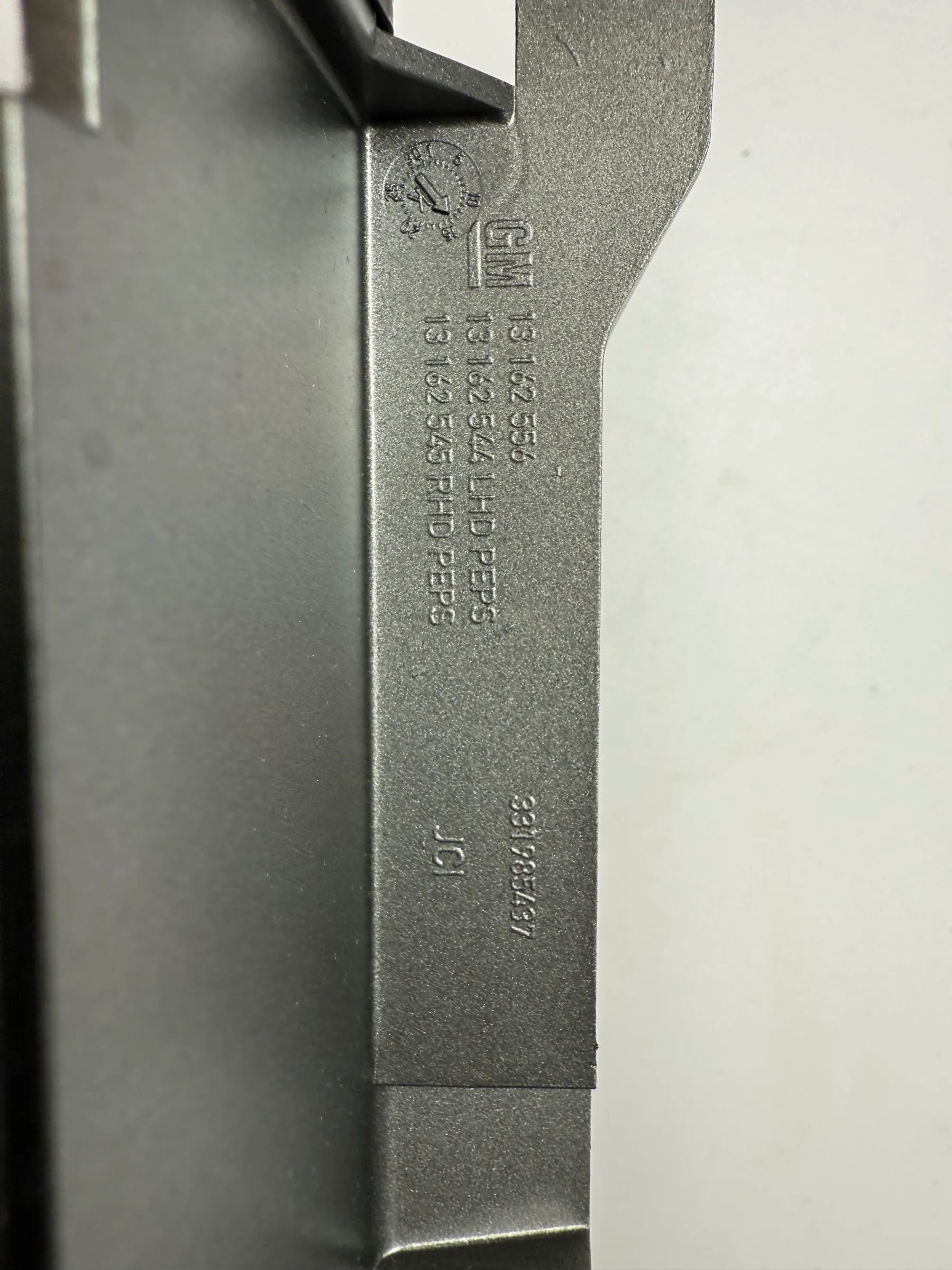 Оригинальная накладка рамки центральной консоли Опель Зафира Б 13162556