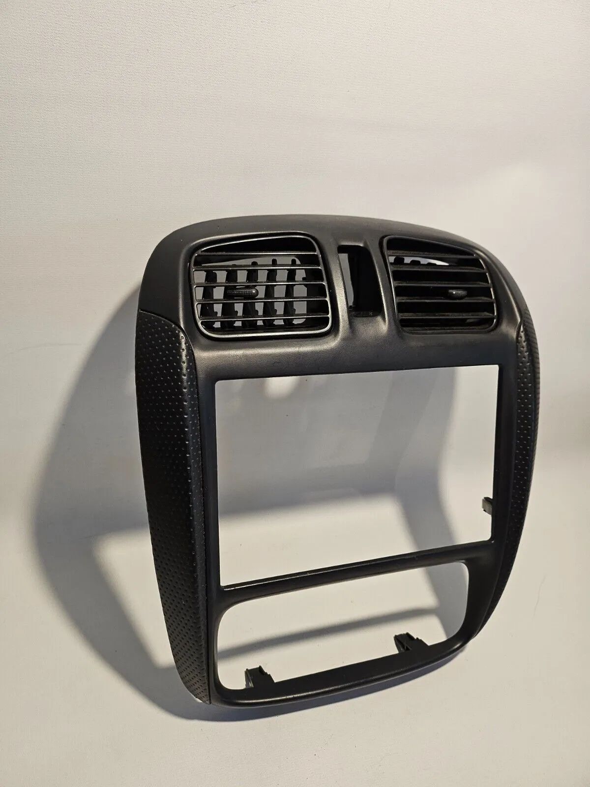 อะไหล่แท้ Mazda Demio DW 1.3 ฝาครอบช่องลมแผงคอนโซลกลาง D26755210