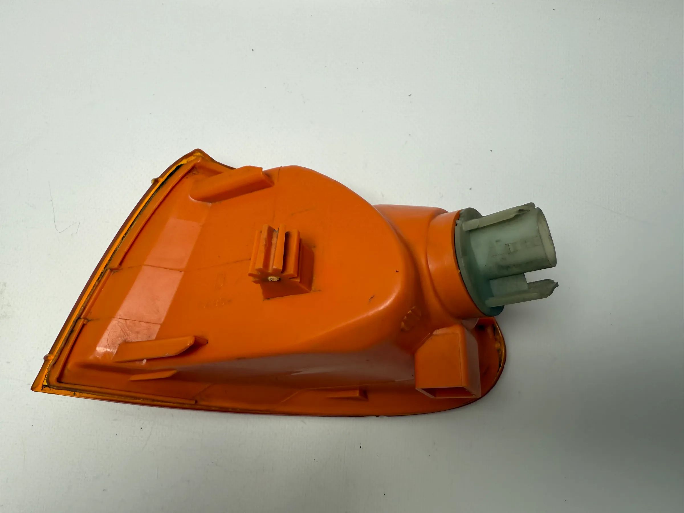 Оригинальный передний правый оранжевый поворотник Opel Astra F 91-94 90421897