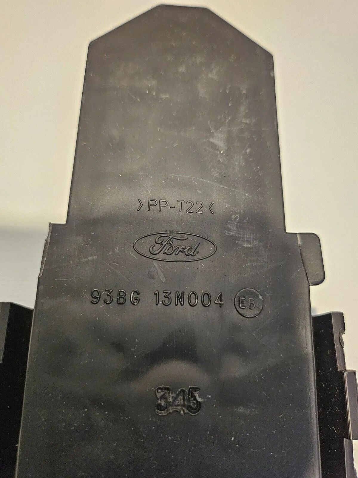 フォード モンデオ ターニア 93BG-13N004-EB テールランプ用電球ソケット