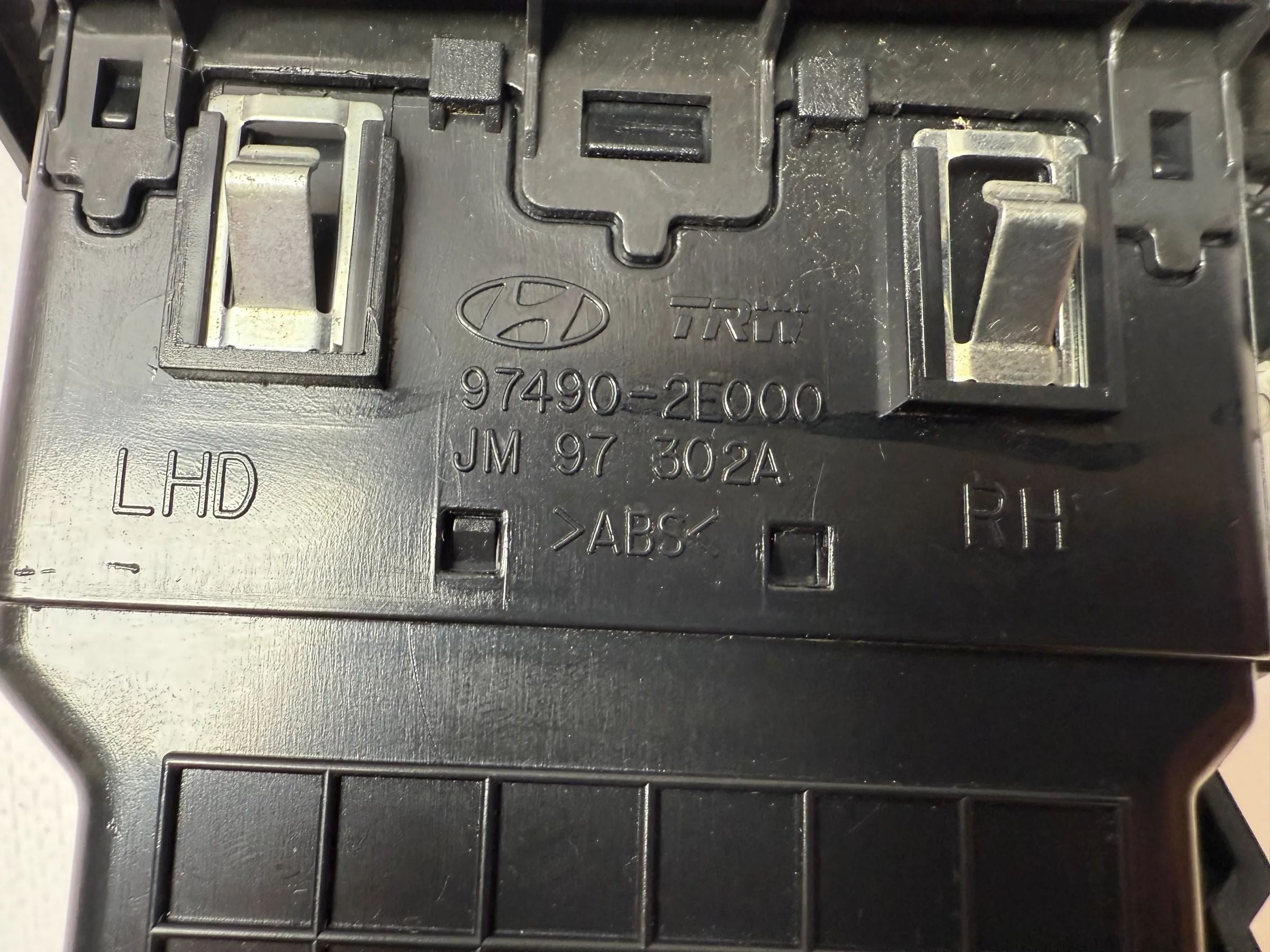 Original Hyundai Tucson air vent ventilation grille right 97490-2E000 / JM 97 302A 