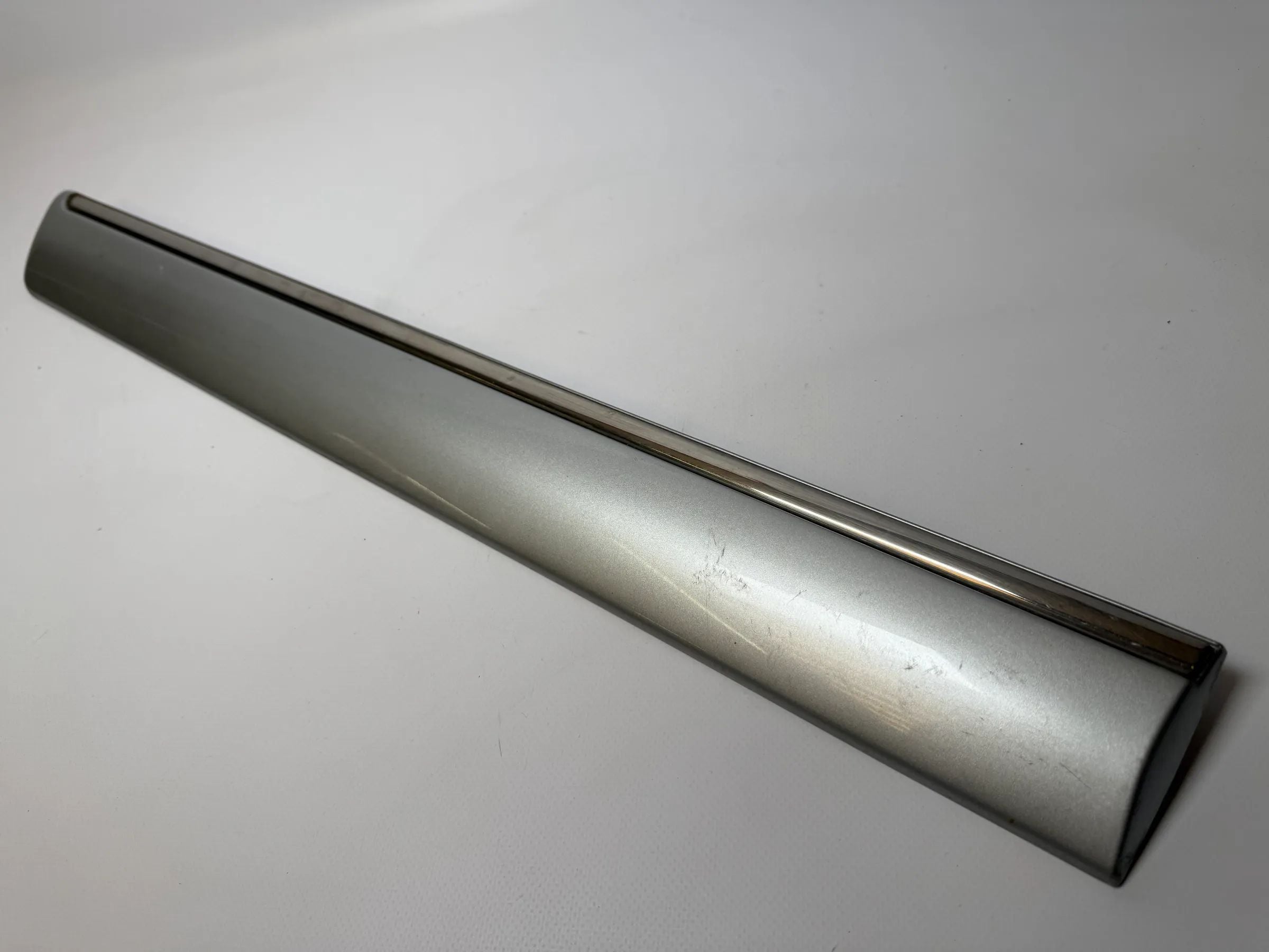 Oryginalna listwa drzwi Mercedes-Benz E-Klasse W210 srebrna prawa A2106901062