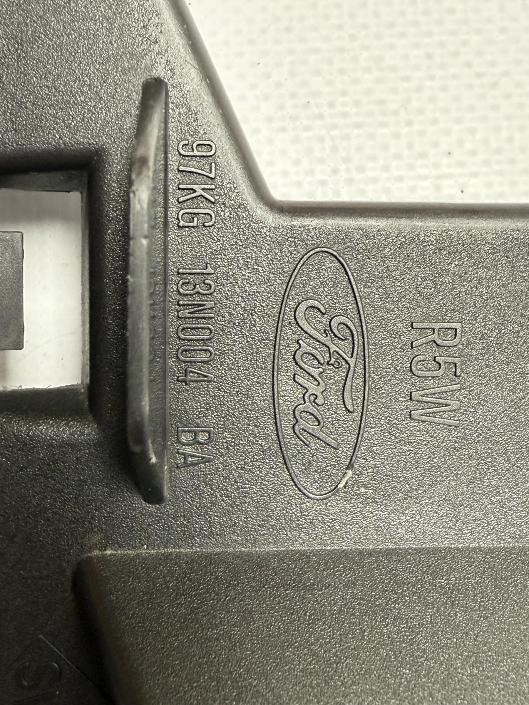 Oryginalny uchwyt lampy tylnej lewej Ford KA 97KG13N004BA