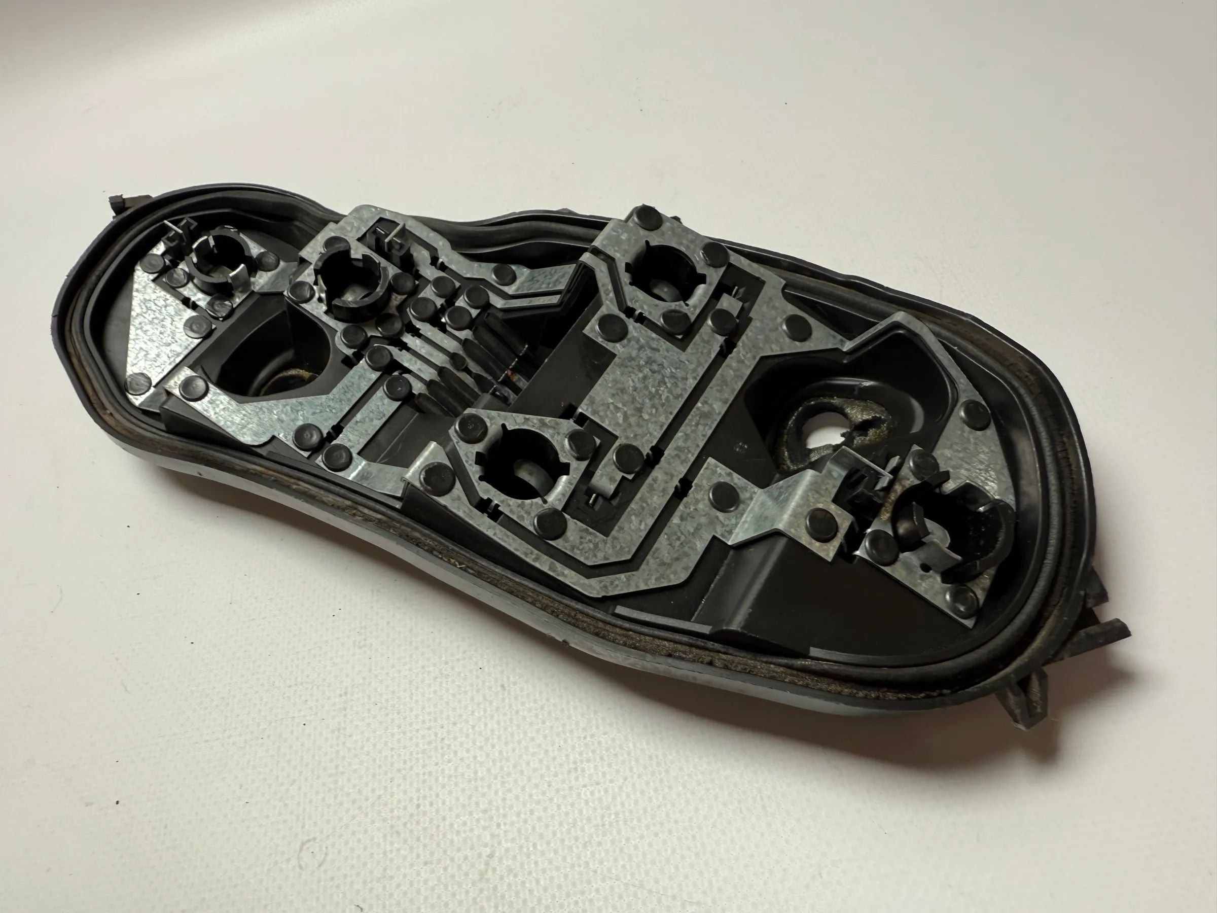 Oryginalny uchwyt lampy tylnych świateł Opel Corsa D prawy 88037852