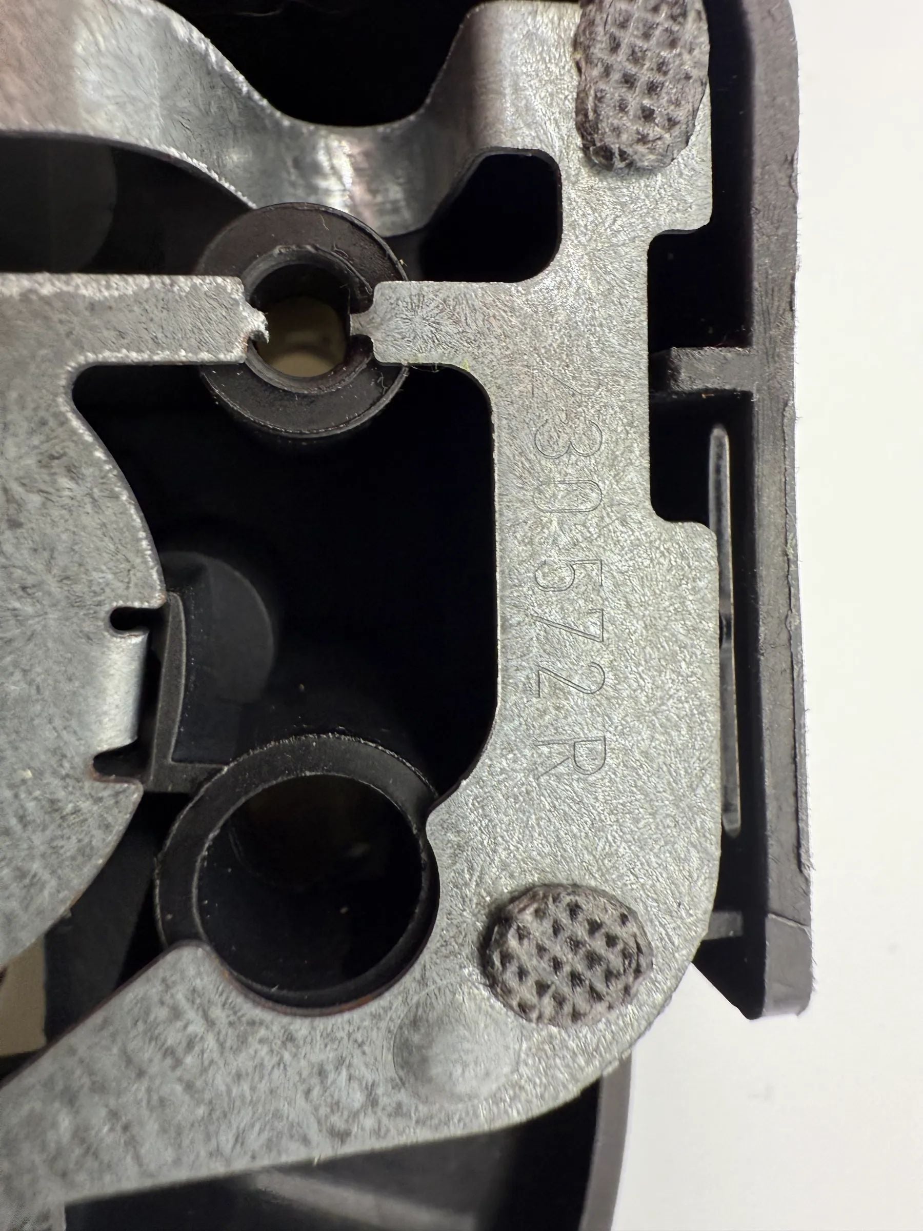 Оригинальный правый кронштейн заднего фонаря BMW E46 230570R / 230572R