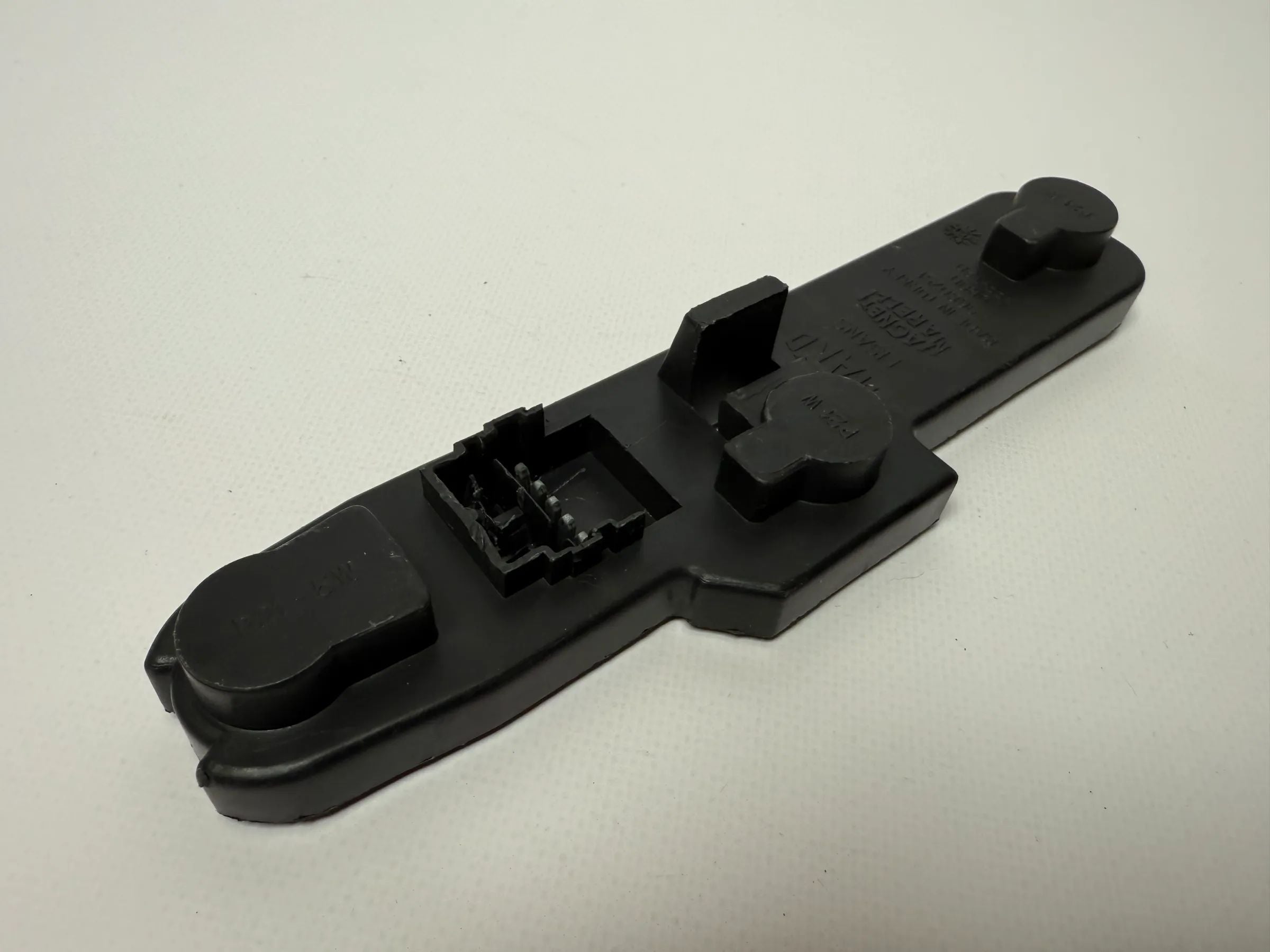 Oryginalny prawy uchwyt lampy tylnej Renault Megane I Mako 39680751