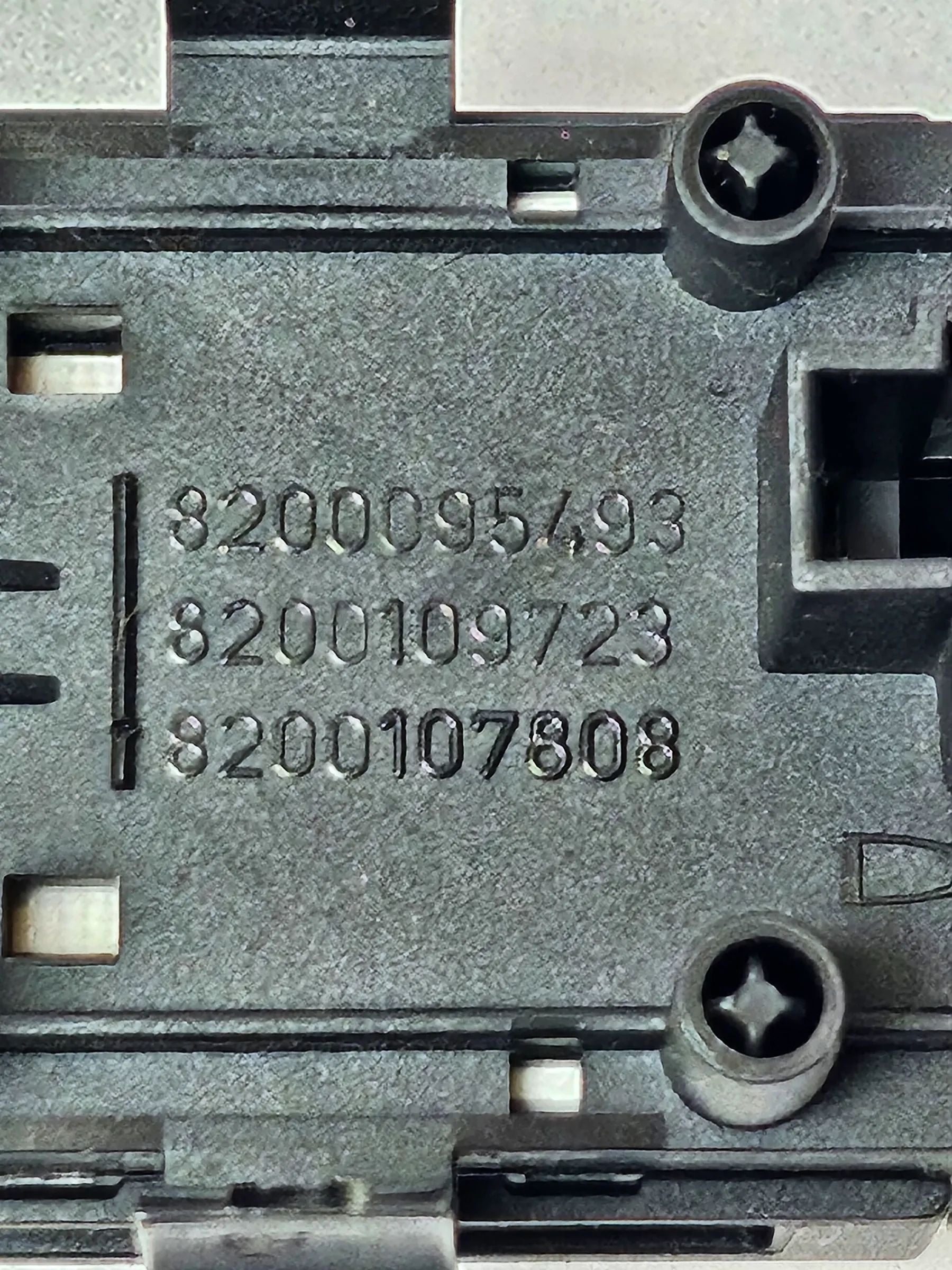 Oryginalny przełącznik świateł awaryjnych Renault Scenic II 8200095493