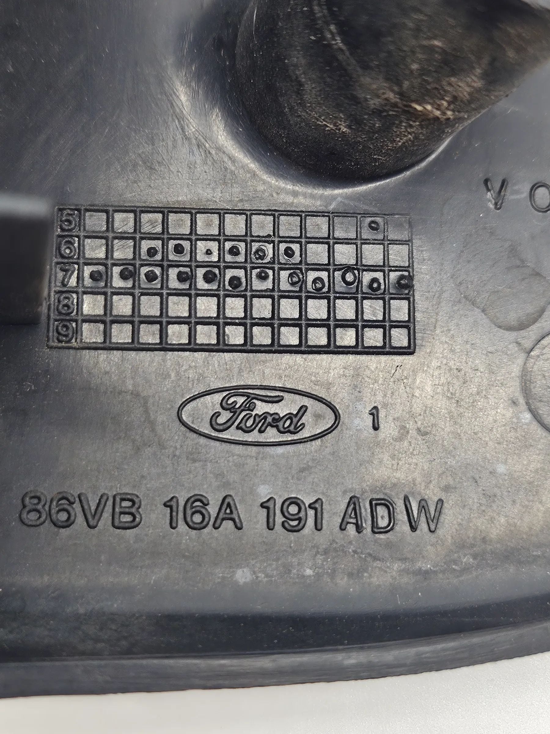 Oryginalna zaślepka osłony słupka A zewnętrznego lewa Ford Transit MK3 86VB16A191 ADW
