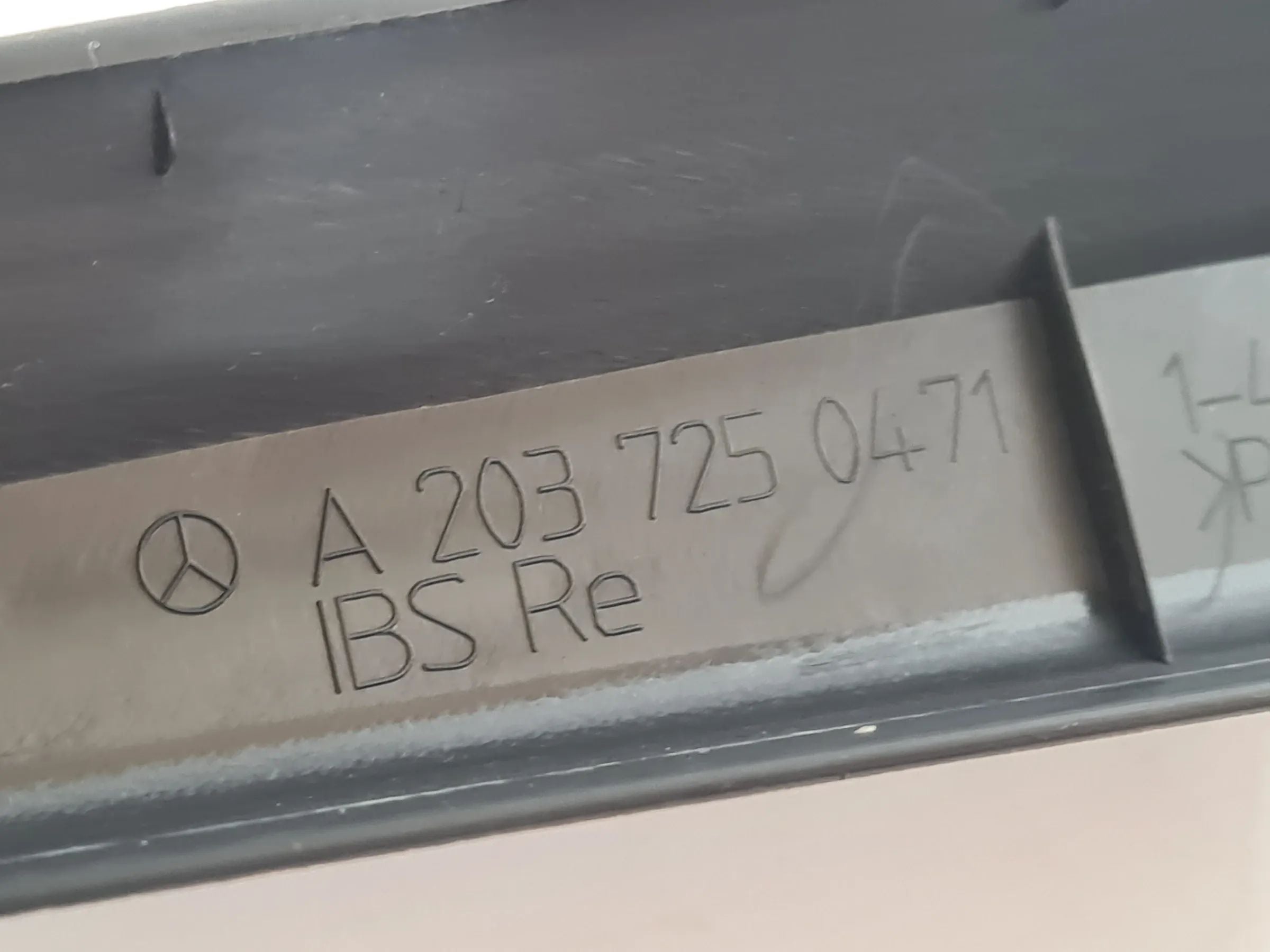 Original Mercedes C-Klasse (CL203) Fensterrahmenverkleidung Rechts A2037250471