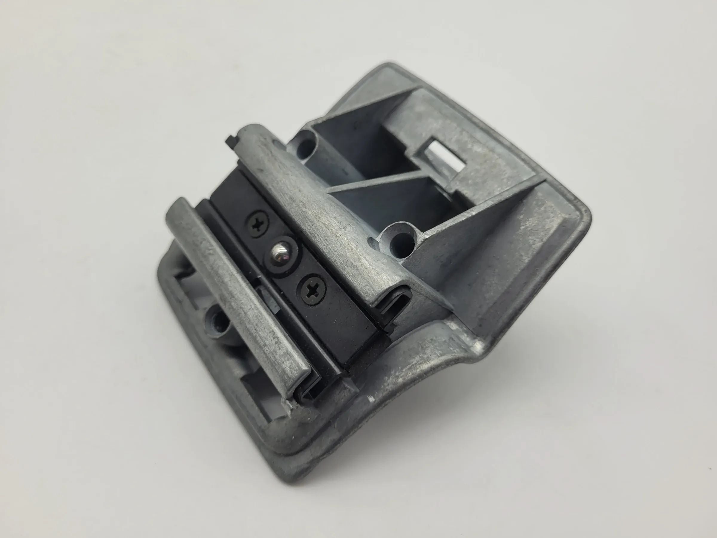 BMW 5er Touring E39 Befestigung Aufnahme Rollo Fußraum R/L 8217304 Original