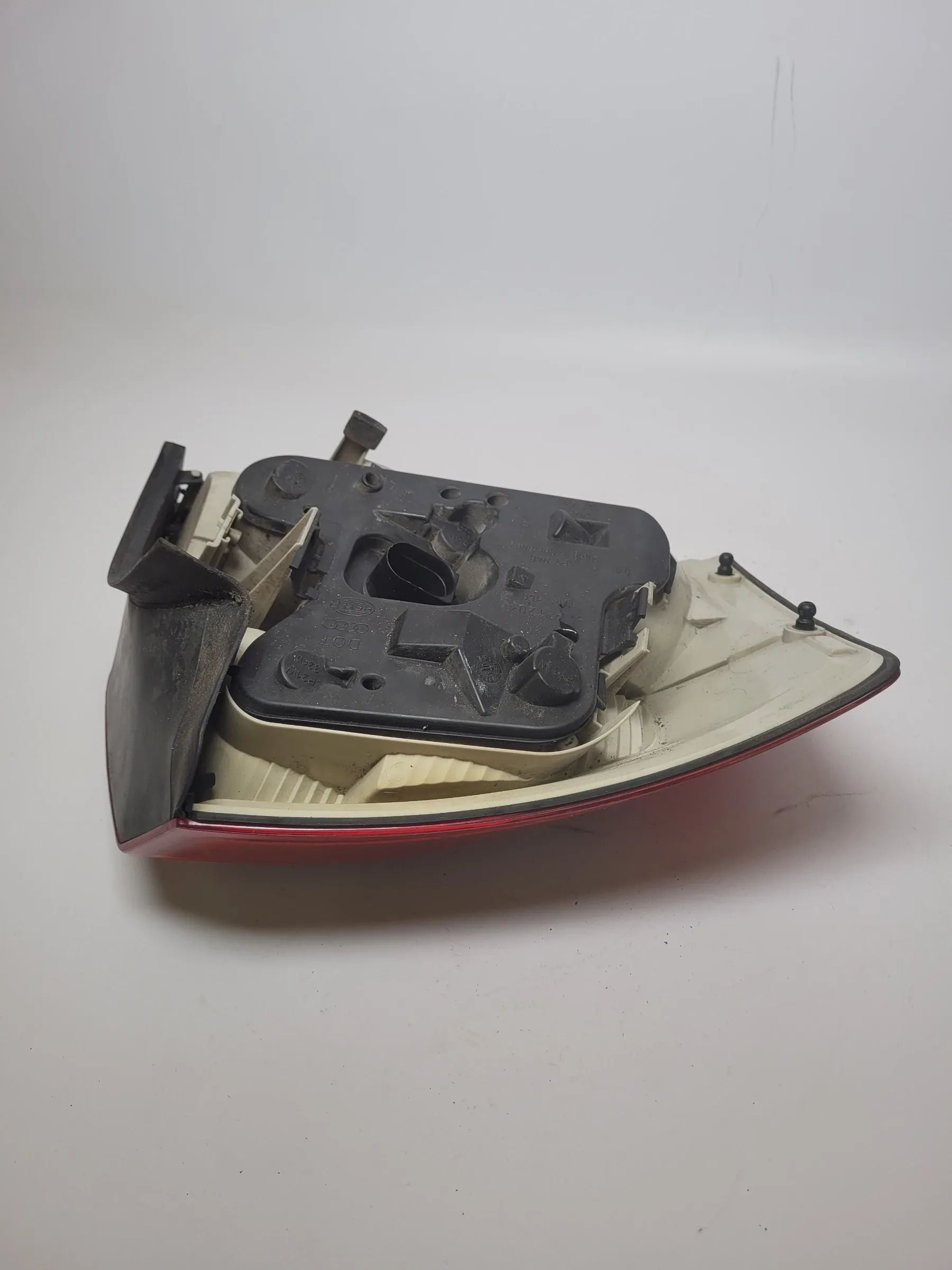 Original Audi A4 (8E2) Rück- & Bremsleuchte Rechts 153948