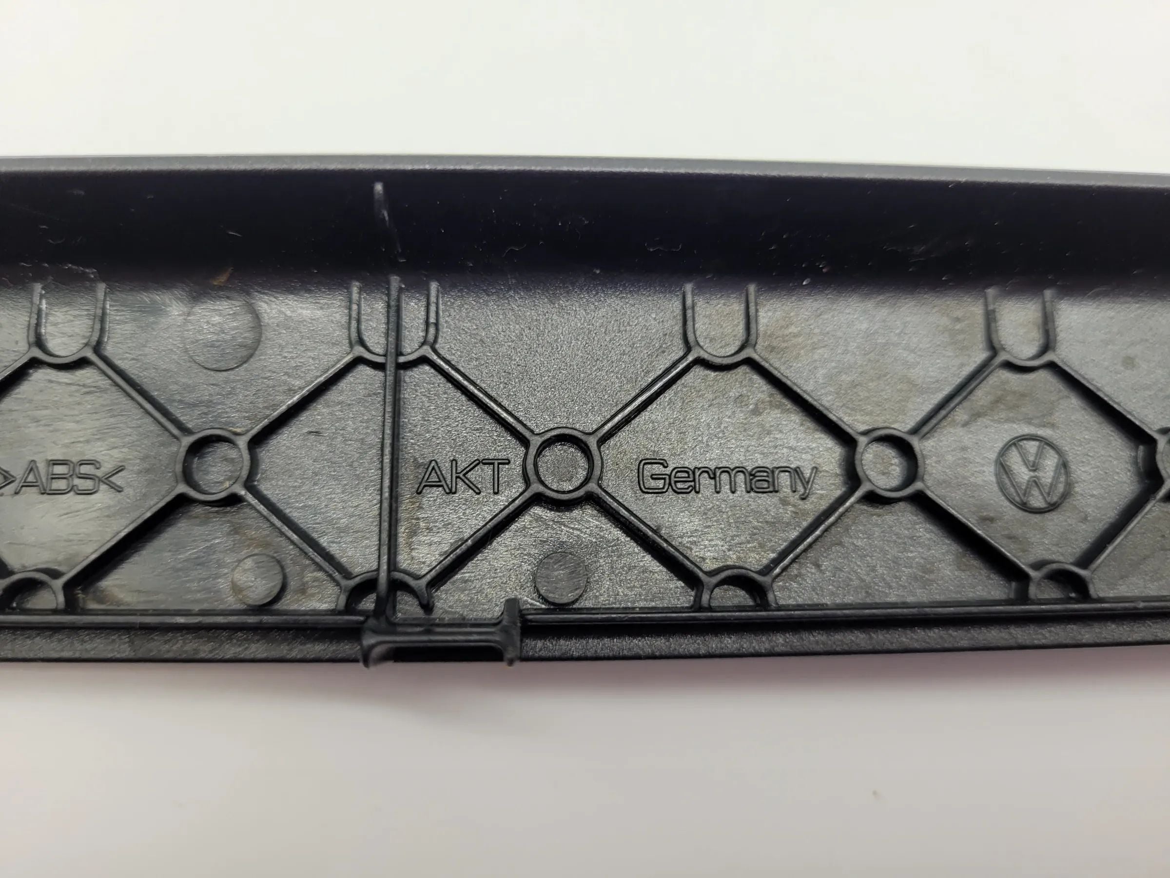 Original VW Golf IV 4 (1J5/1J1) Verkleidung Sitzschiene Rechts 1J0881348F