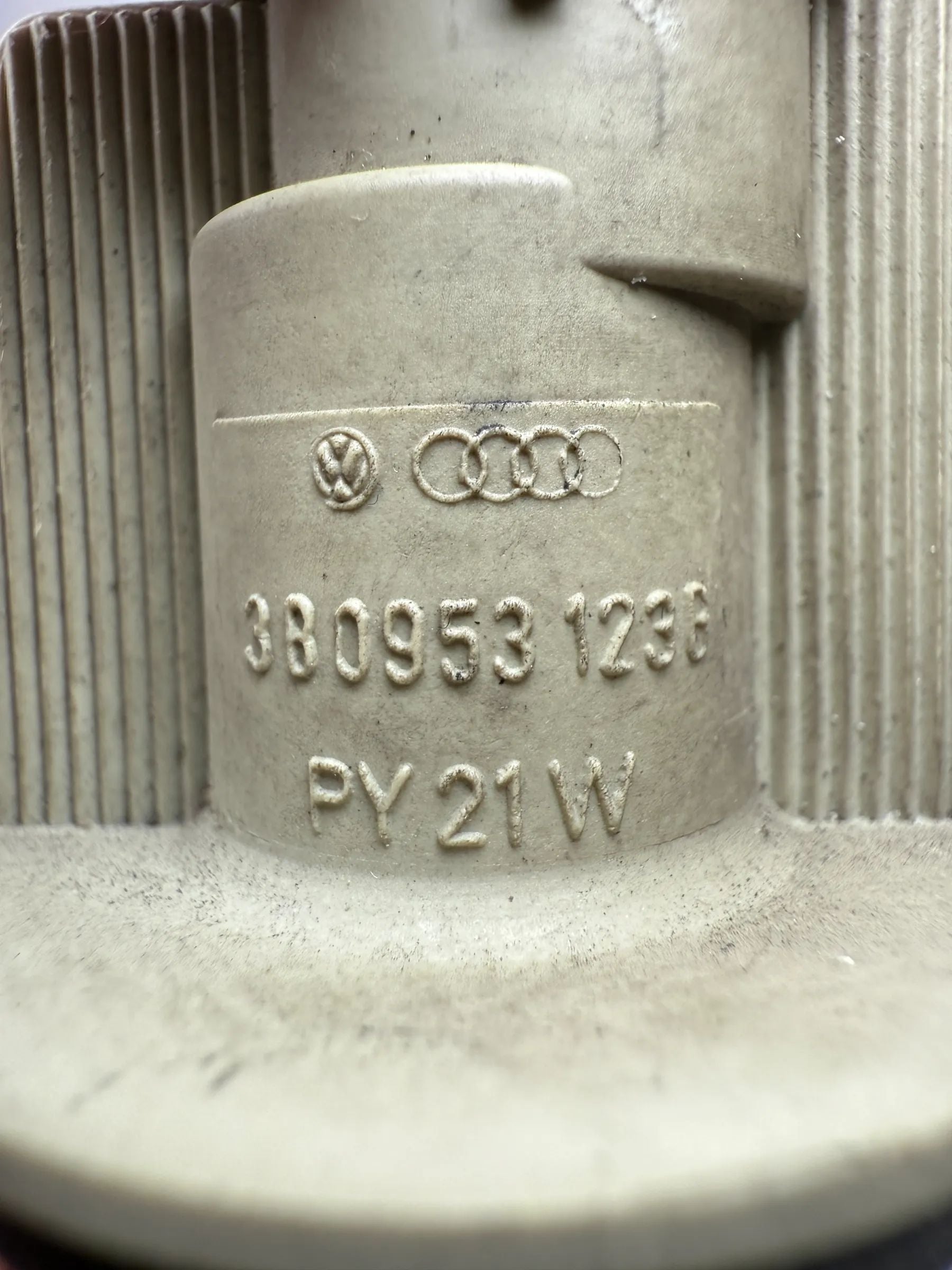 Original VW Audi 80/90/100 A4/6/8 (8D2/...) Lampenträger 3B0953123