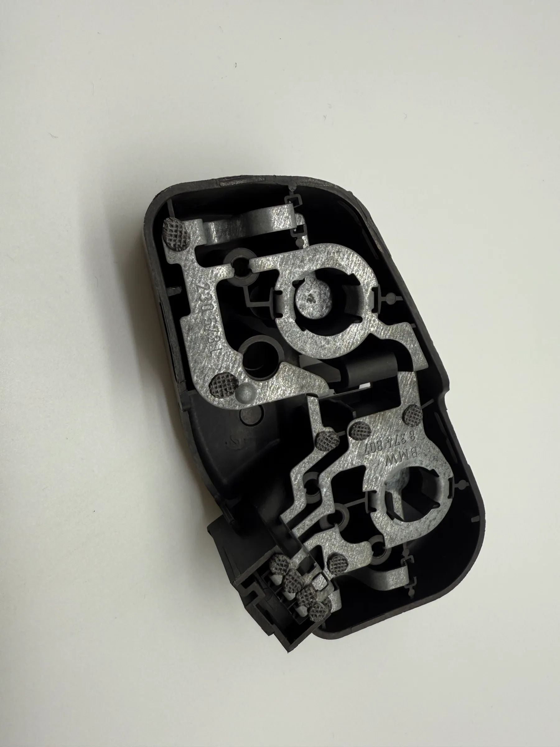 Оригинальный держатель лампы заднего фонаря BMW E46 левый 230569L / 230537L