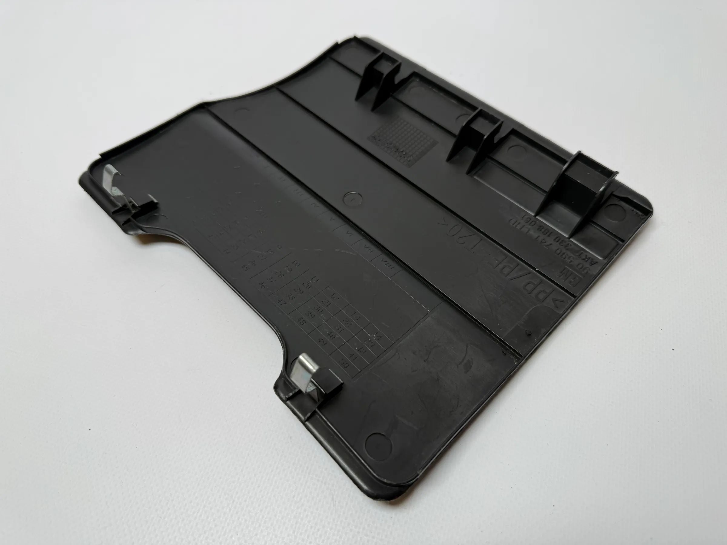 Оригинальная крышка блока предохранителей Опель Зафира А 90590741LHD / 330188061