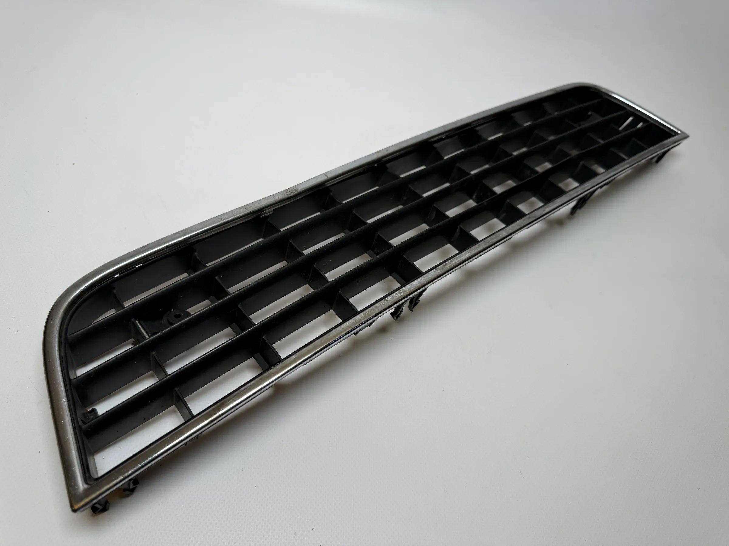 Oryginalna ATRAPA CHŁODNICY AUDI A6 4B Grill Przedni Środkowy 4B0807683L