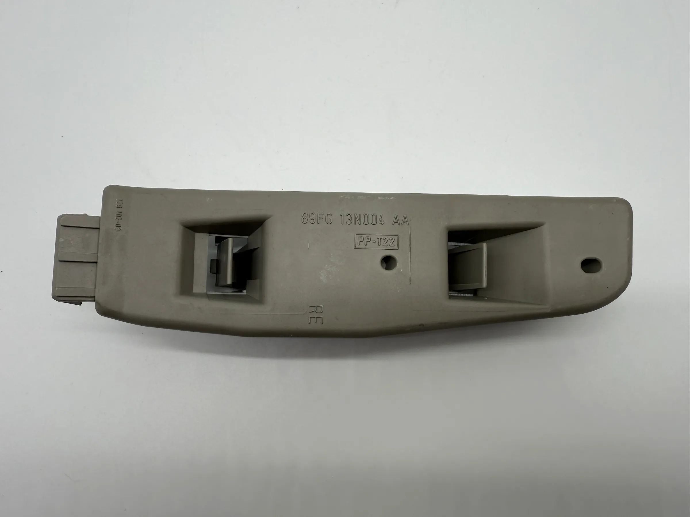 Oryginalny uchwyt lampy tylnej Ford Fiesta 3 III prawy 89FG 13N004 AA