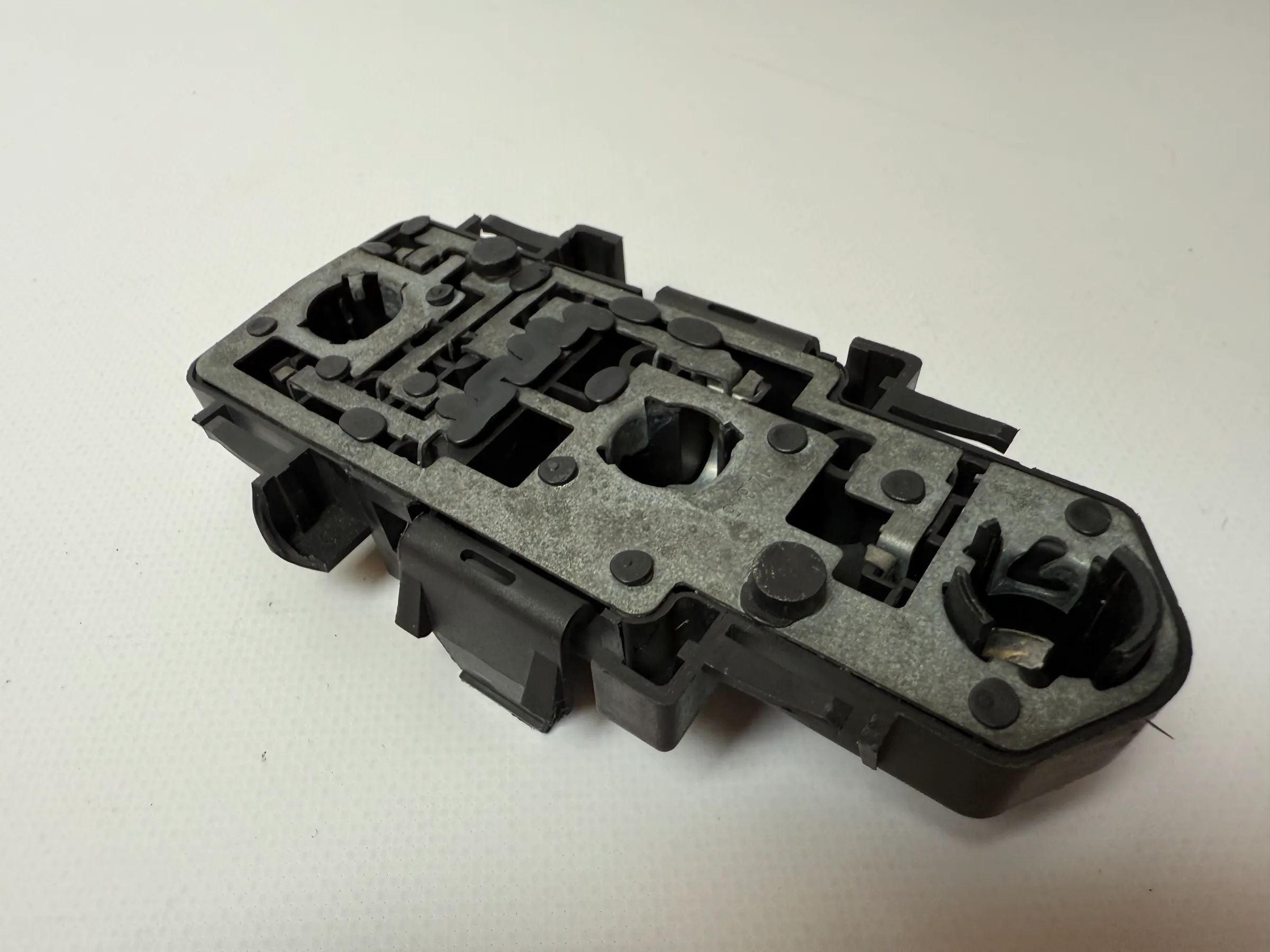 Oryginalny uchwyt lampy tylnej Audi A6 (4B) L/P Hella B5831BLRF / 148162