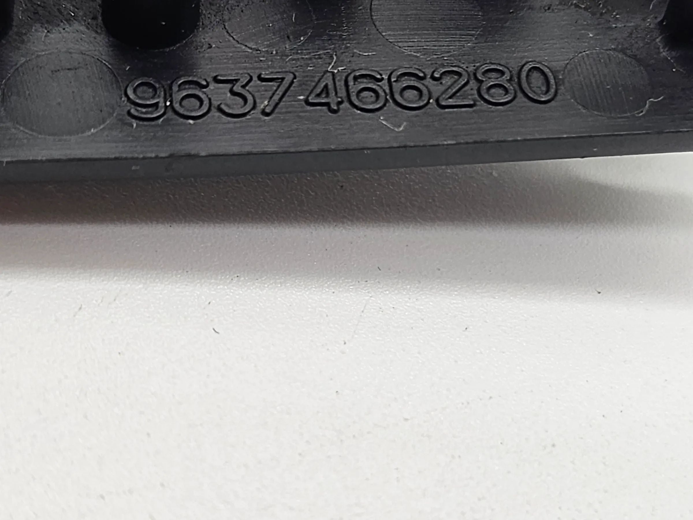 Оригинальная крышка блока предохранителей PEUGEOT 206CC 9637466280