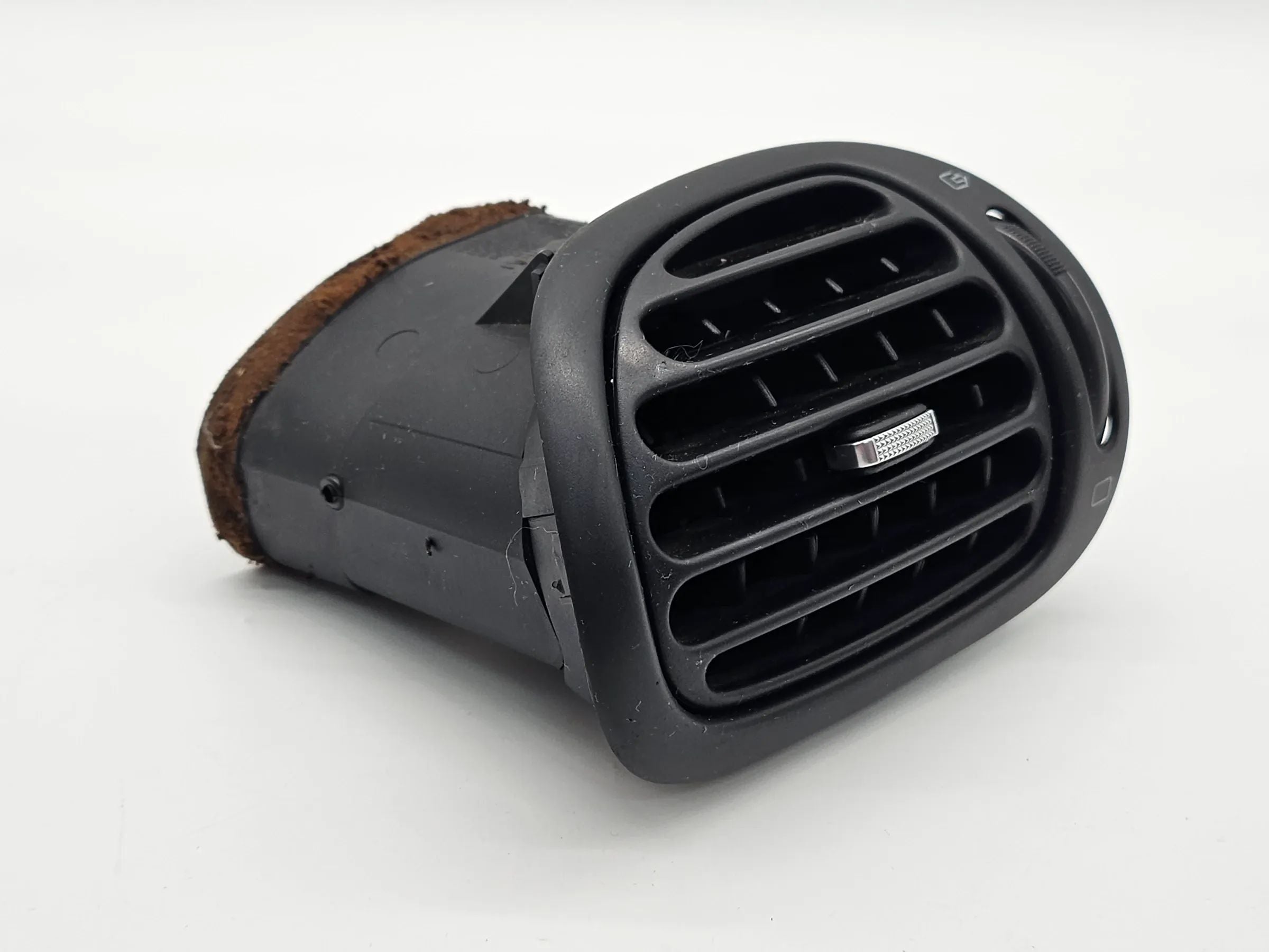 Пежо 206СС Воздуховод воздуховыпускная решетка правая 9632184377