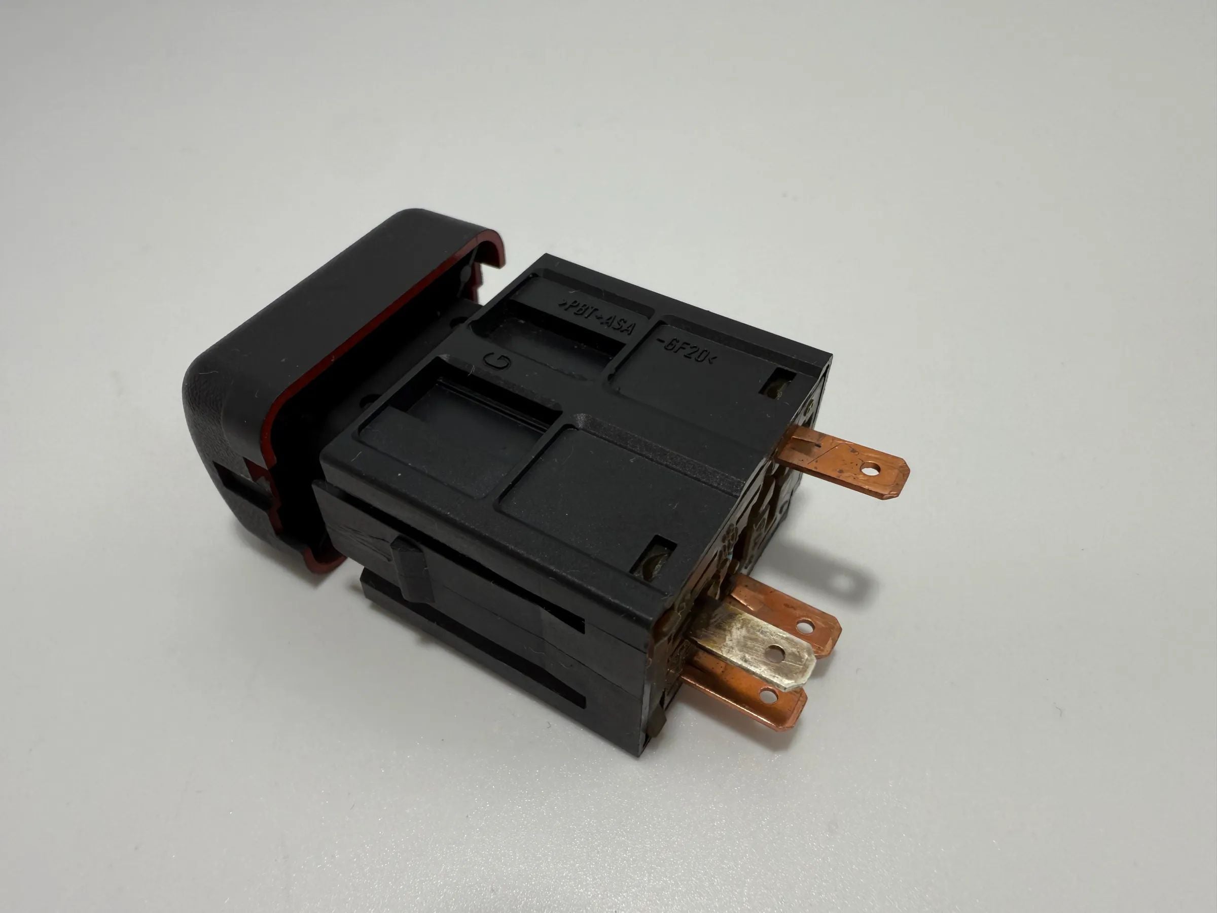 Oryginalny włącznik świateł awaryjnych Opel Zafira A / Astra G TRW 90589897 / 09104489