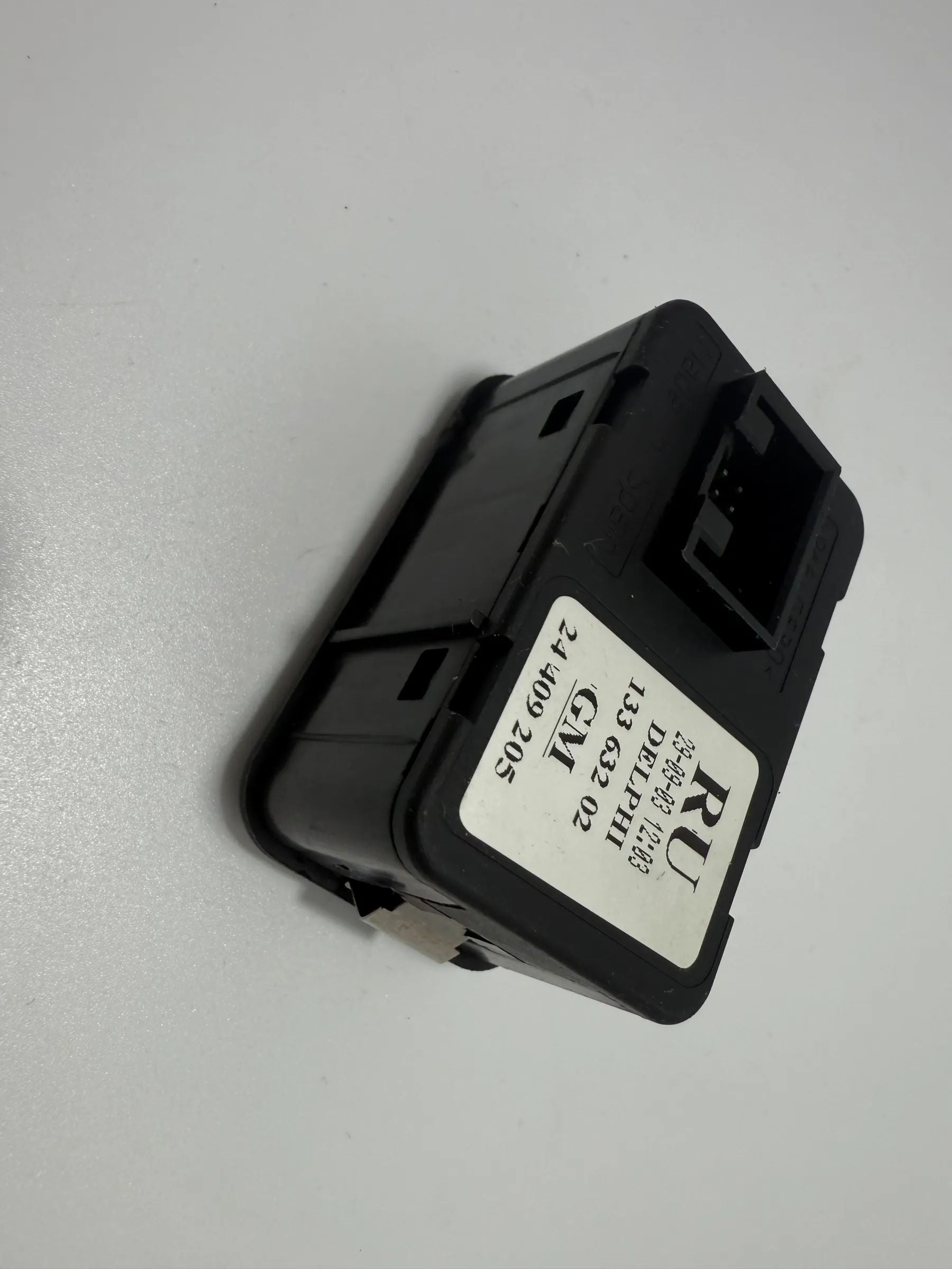Oryginalny przełącznik podnośnika szyby lewy Opel / Vauxhall Meriva 13363202 / 24409205