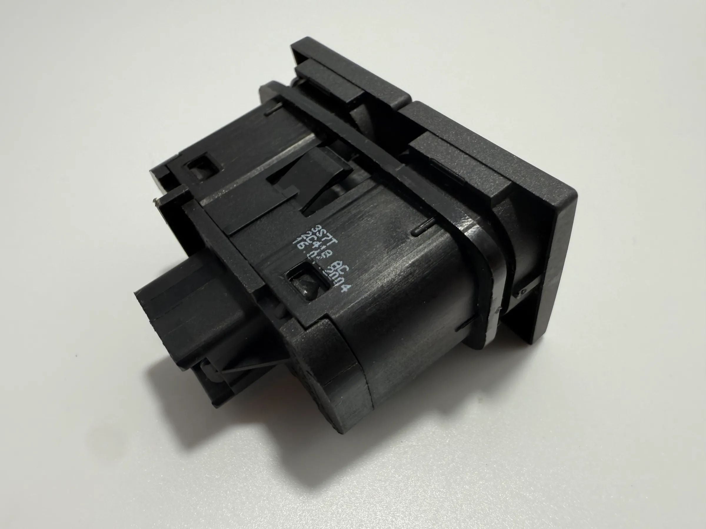 Oryginalny przełącznik bagażnika ESP Ford Mondeo III (BWY) TRW 3S7T2C418AC / D3L0A